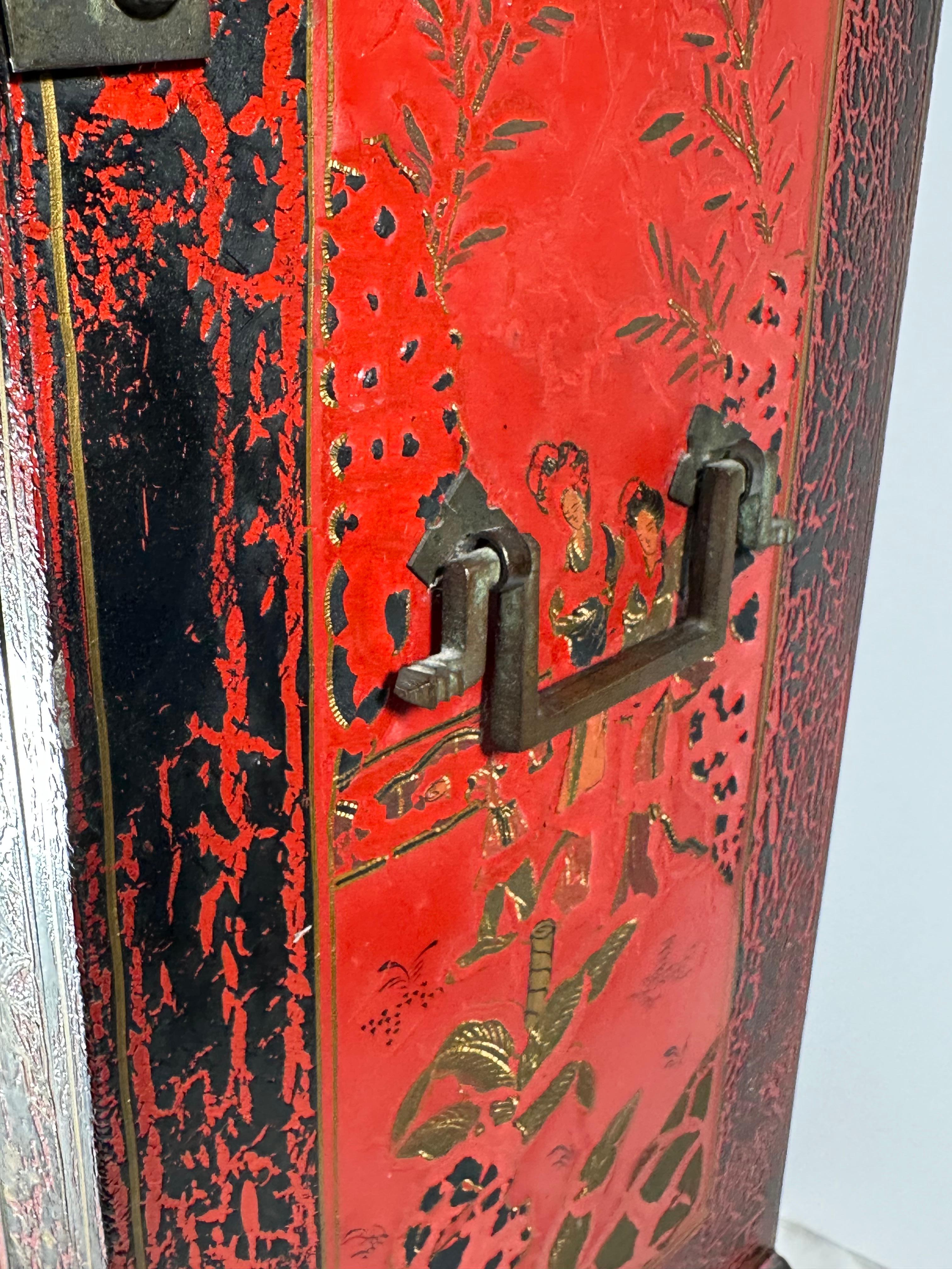 Paire d'armoires de table chinoises en laque rouge. en vente 9
