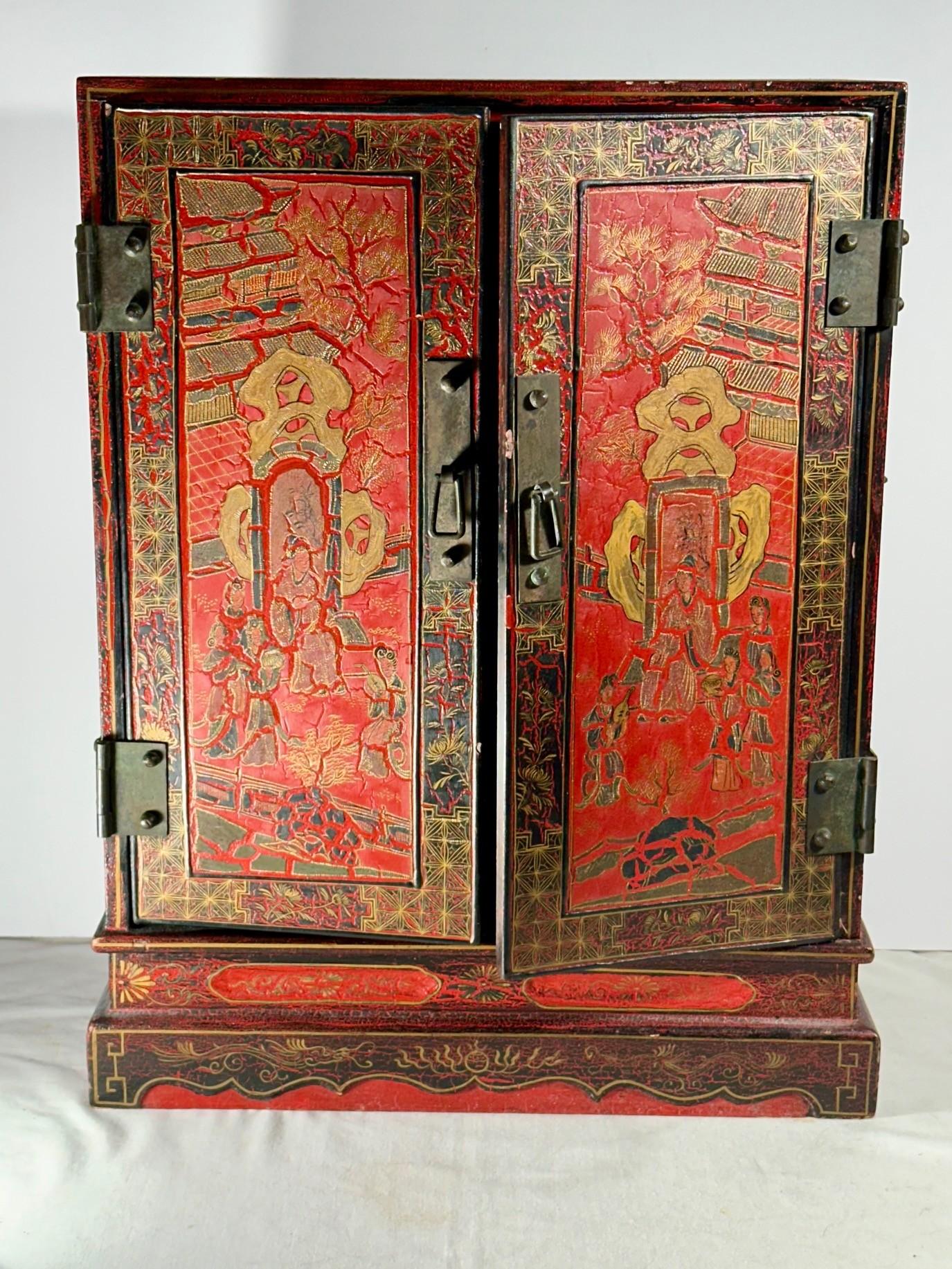 Paire d'armoires de table chinoises en laque rouge.

Magnifique paire de petits meubles de rangement chinois en laque rouge assortis. Créé en Chine au milieu du 20e siècle. Les armoires sont rehaussées de garnitures dorées et de ferrures en laiton.