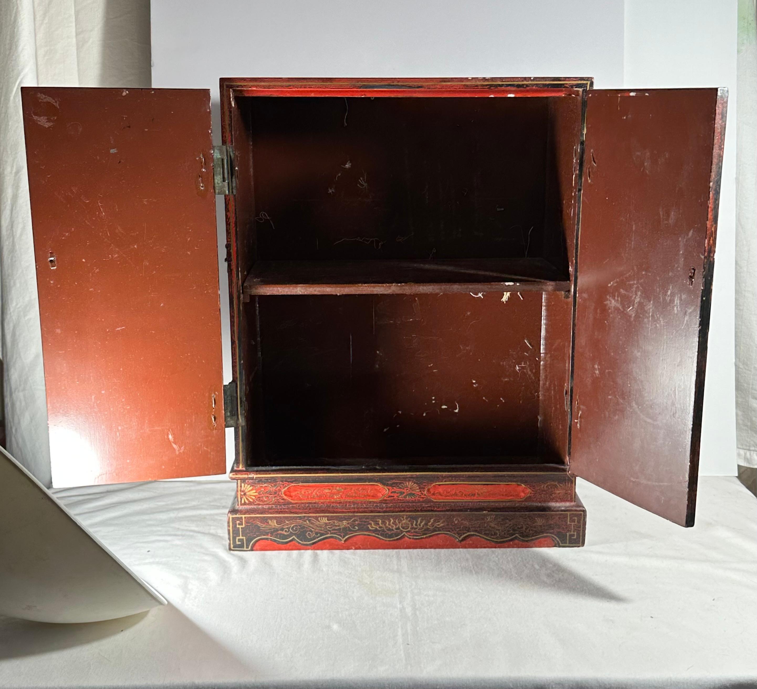 Exportation chinoise Paire d'armoires de table chinoises en laque rouge. en vente