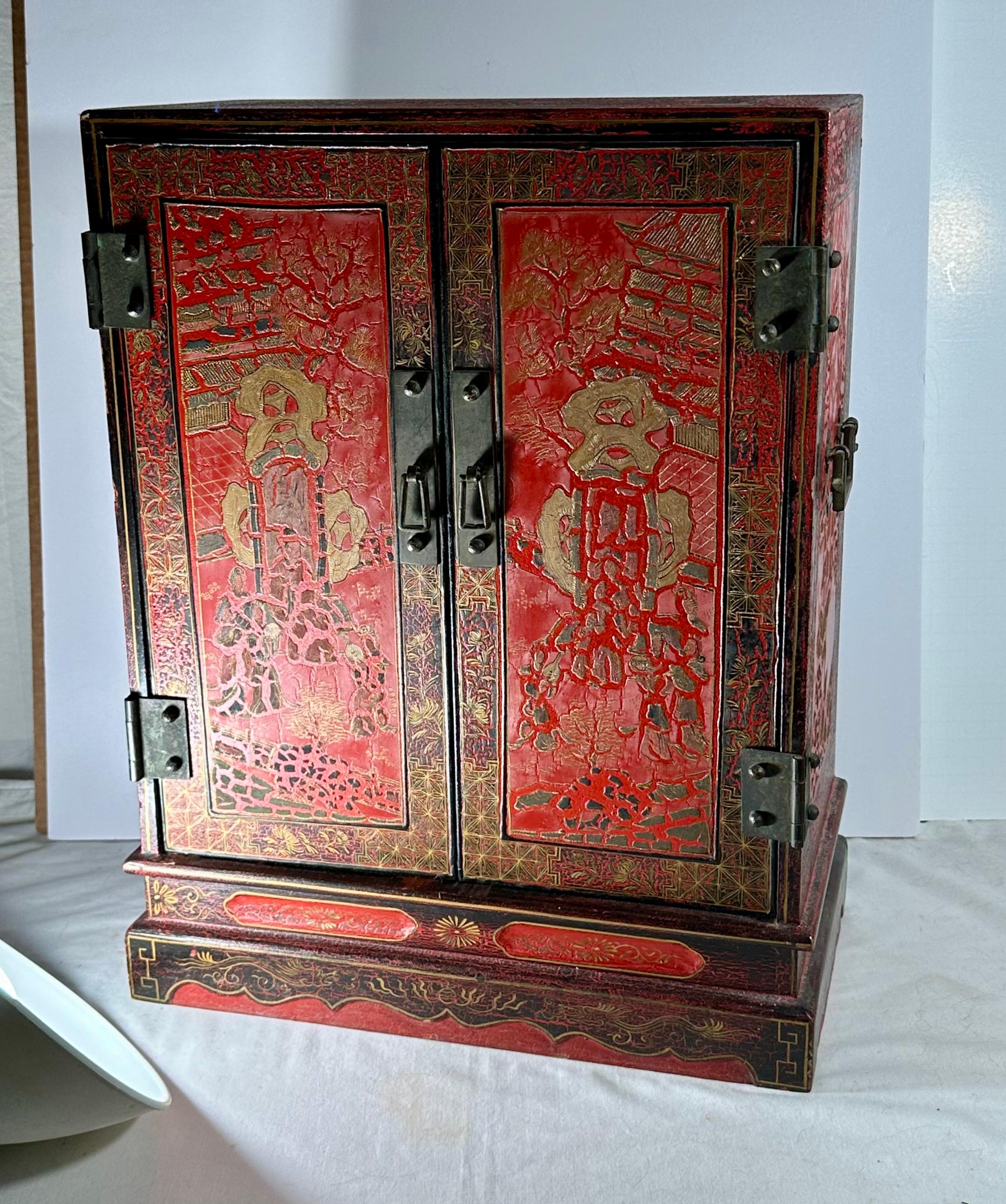 Chinois Paire d'armoires de table chinoises en laque rouge. en vente