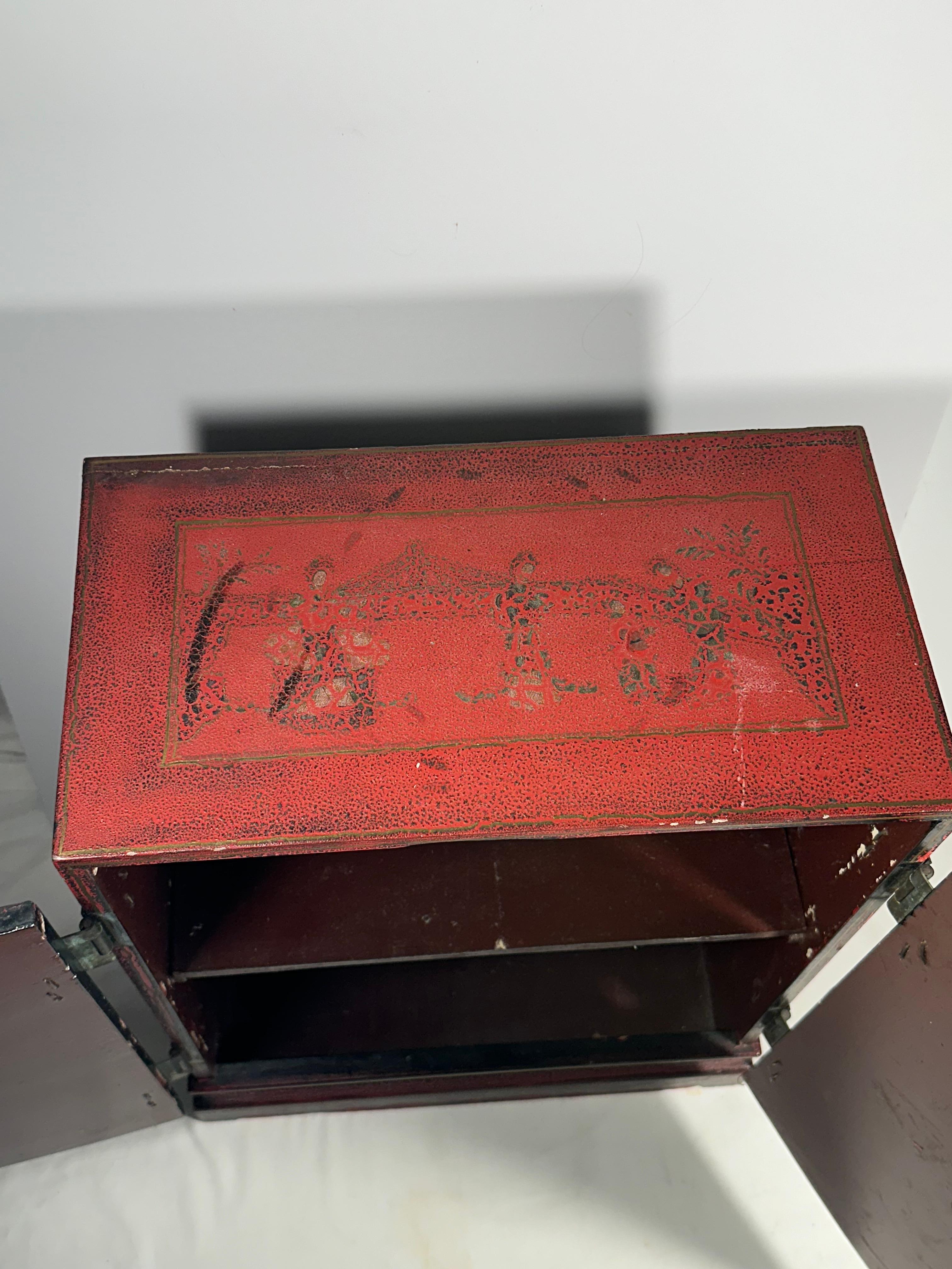 Laqué Paire d'armoires de table chinoises en laque rouge. en vente