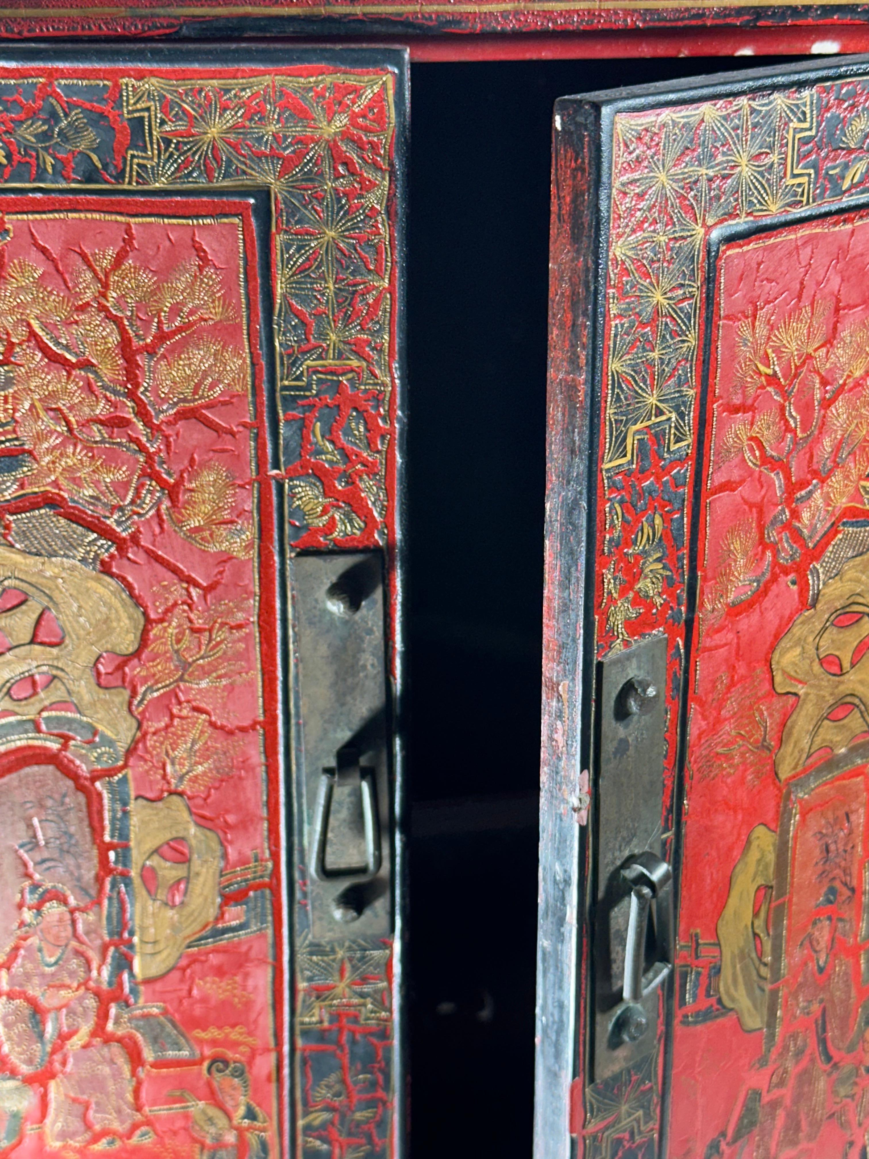 20ième siècle Paire d'armoires de table chinoises en laque rouge. en vente