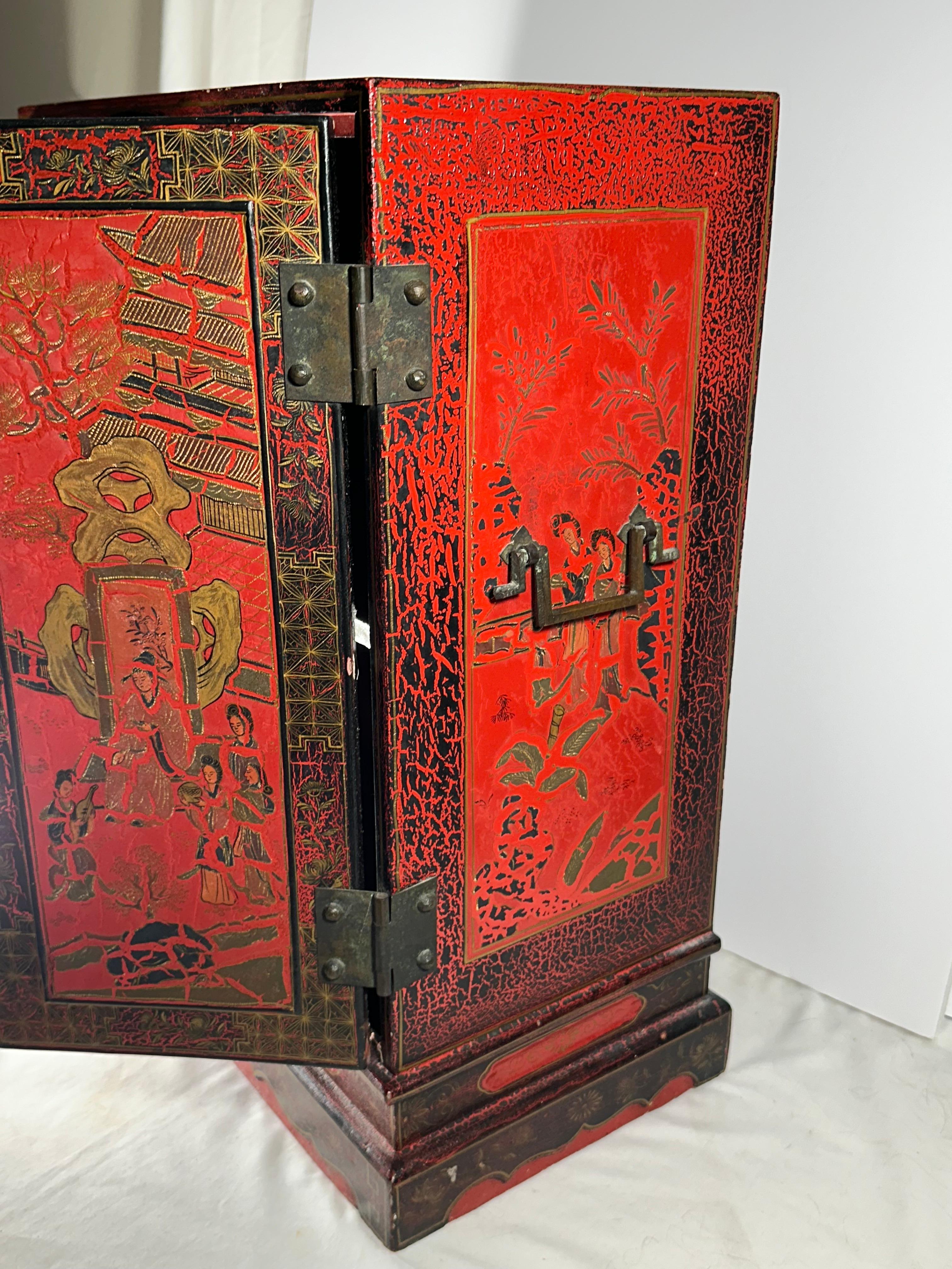 Bois Paire d'armoires de table chinoises en laque rouge. en vente