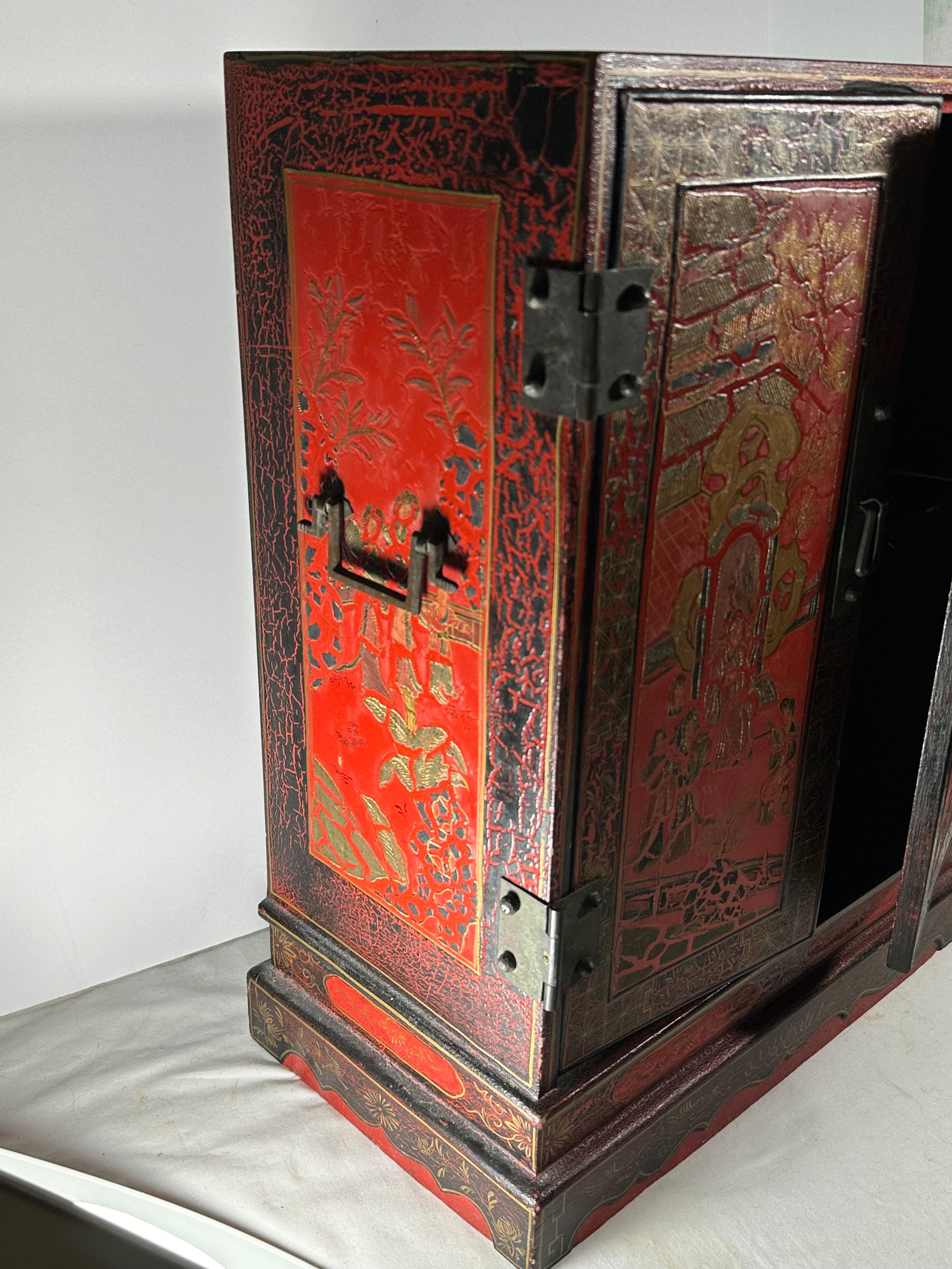 Paire d'armoires de table chinoises en laque rouge. en vente 1