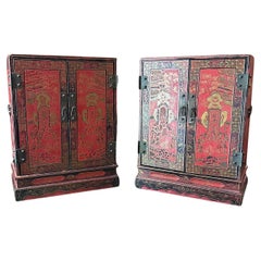 Paire d'armoires de table chinoises en laque rouge.