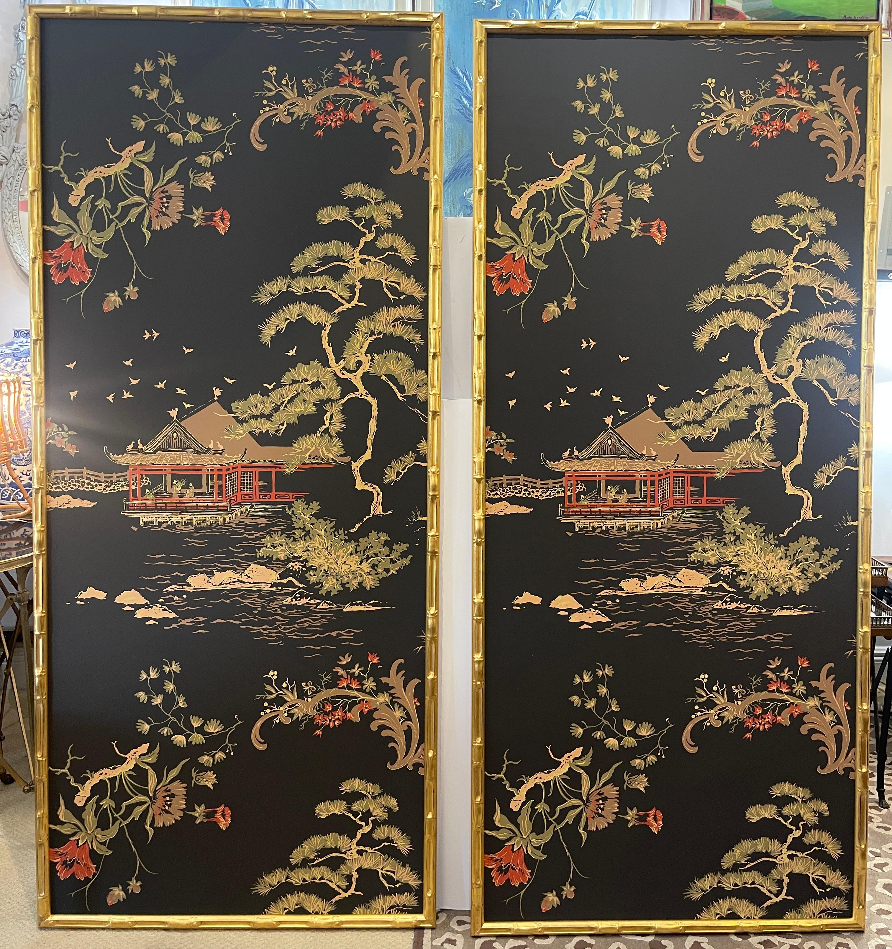 Dieses atemberaubende Paar von Vintage Philip Graf Inc. Chinoiserie Tapetenplatten ist ein exquisites Statement Stück mit komplizierten floralen und botanischen Motiven mit einer schönen Pagode und Brücke über Wasser zentriert.
Handgemalt von