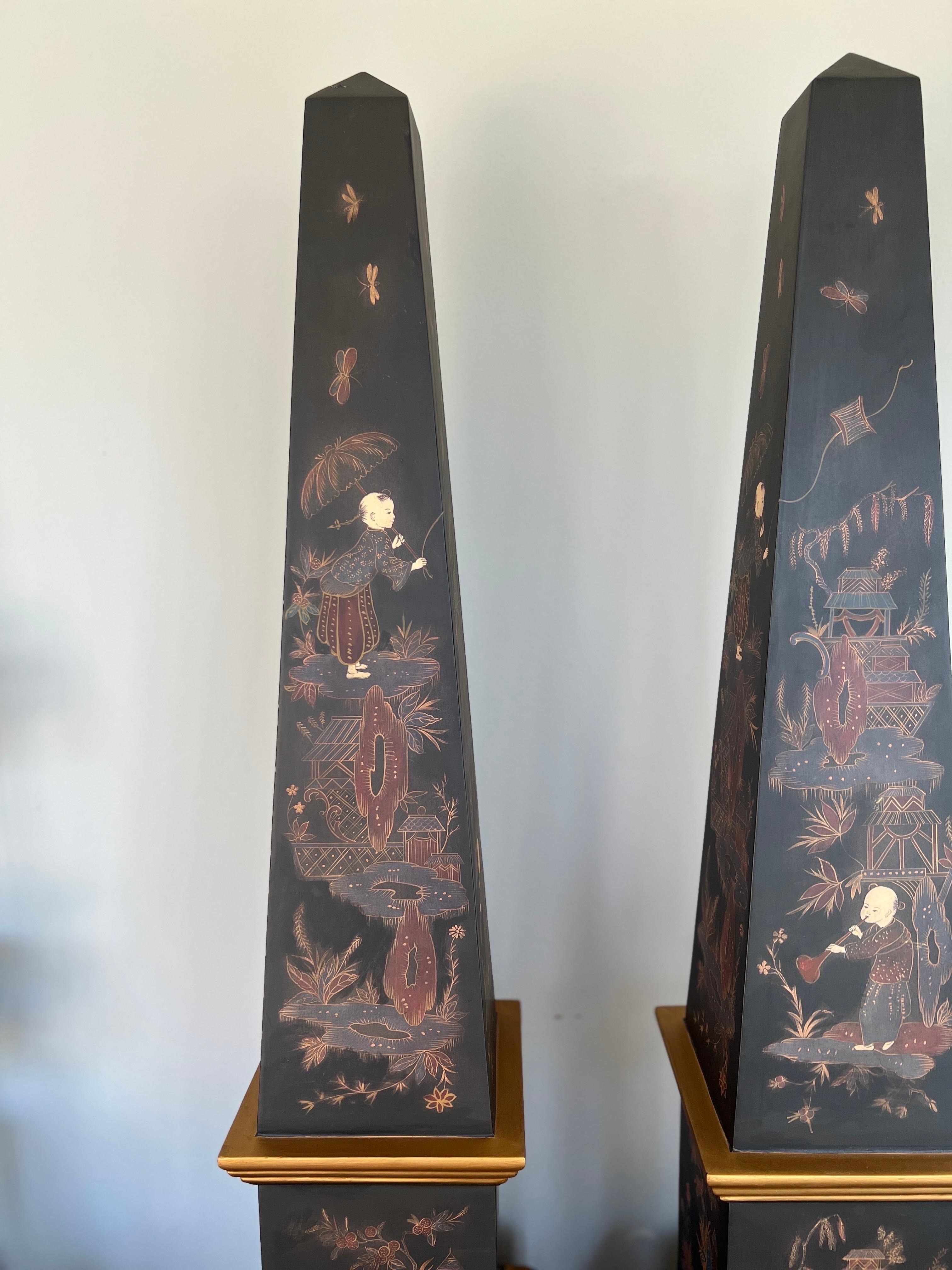 20ième siècle Paire d'obélisques vintage de style chinoiserie et partiellement décorés en bois doré en vente