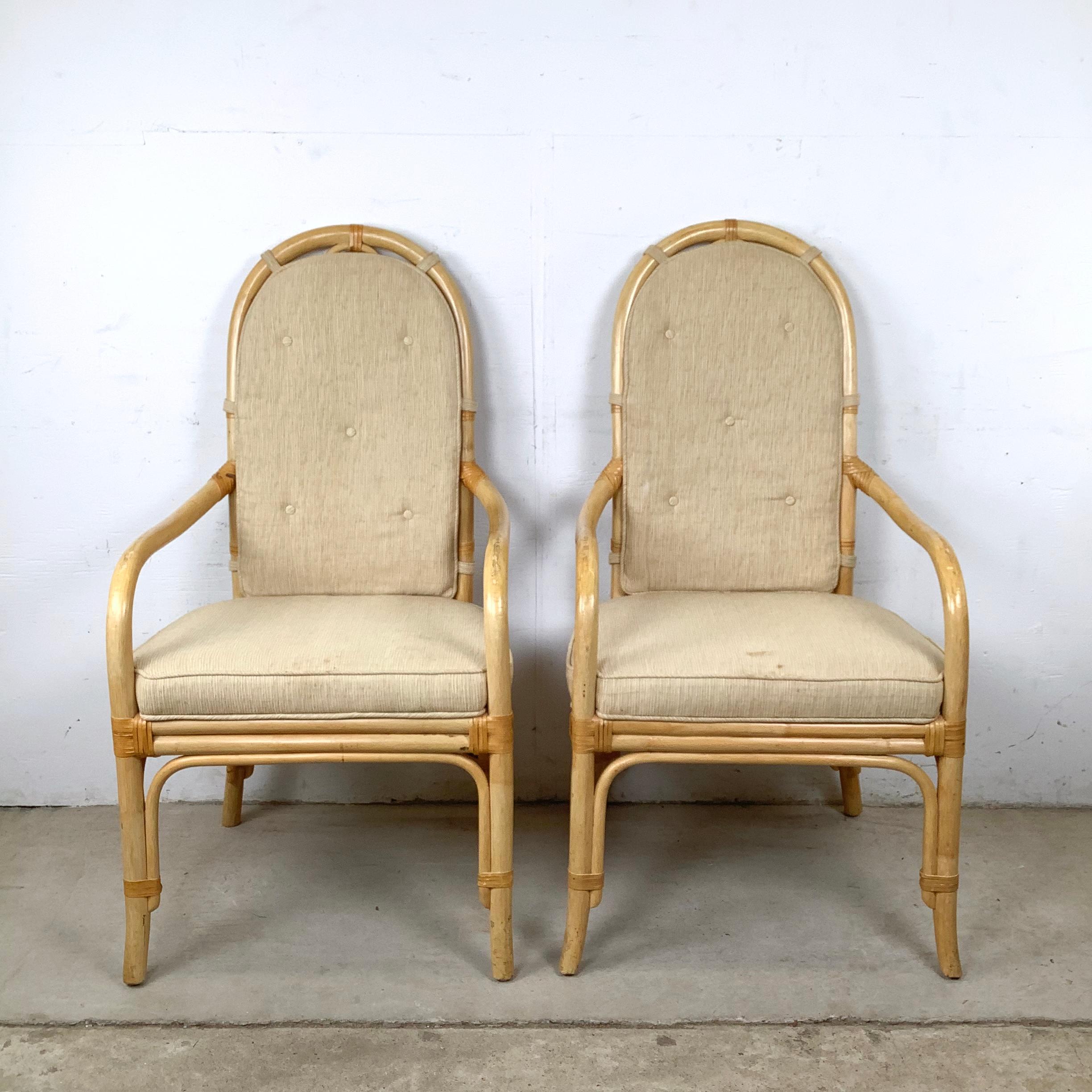 Ces fauteuils vintage en bambou Henredon confèrent à votre intérieur une élégance décontractée, inspirée des lieux de villégiature. Leur dossier haut et la silhouette de leurs bras leur confèrent un profil immédiatement reconnaissable, qui évoque à