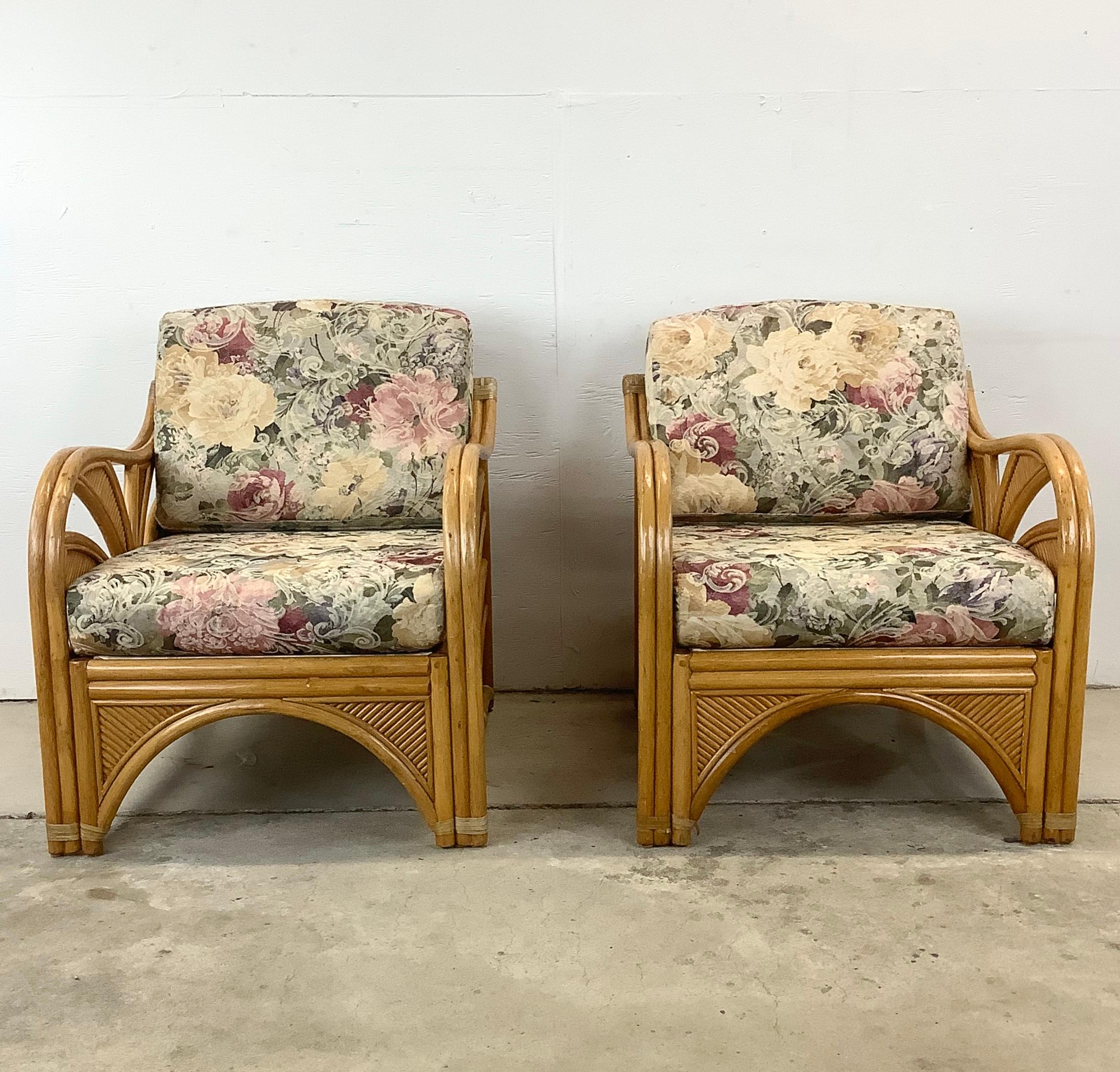 Dieses Paar Rattan-Loungesessel im Vintage-Stil bietet eine reizvolle Mischung aus klassischem Design und komfortabler Funktionalität und passt perfekt zu jeder modernen oder Vintage-inspirierten Einrichtung. Jeder Stuhl besteht aus einem stabilen