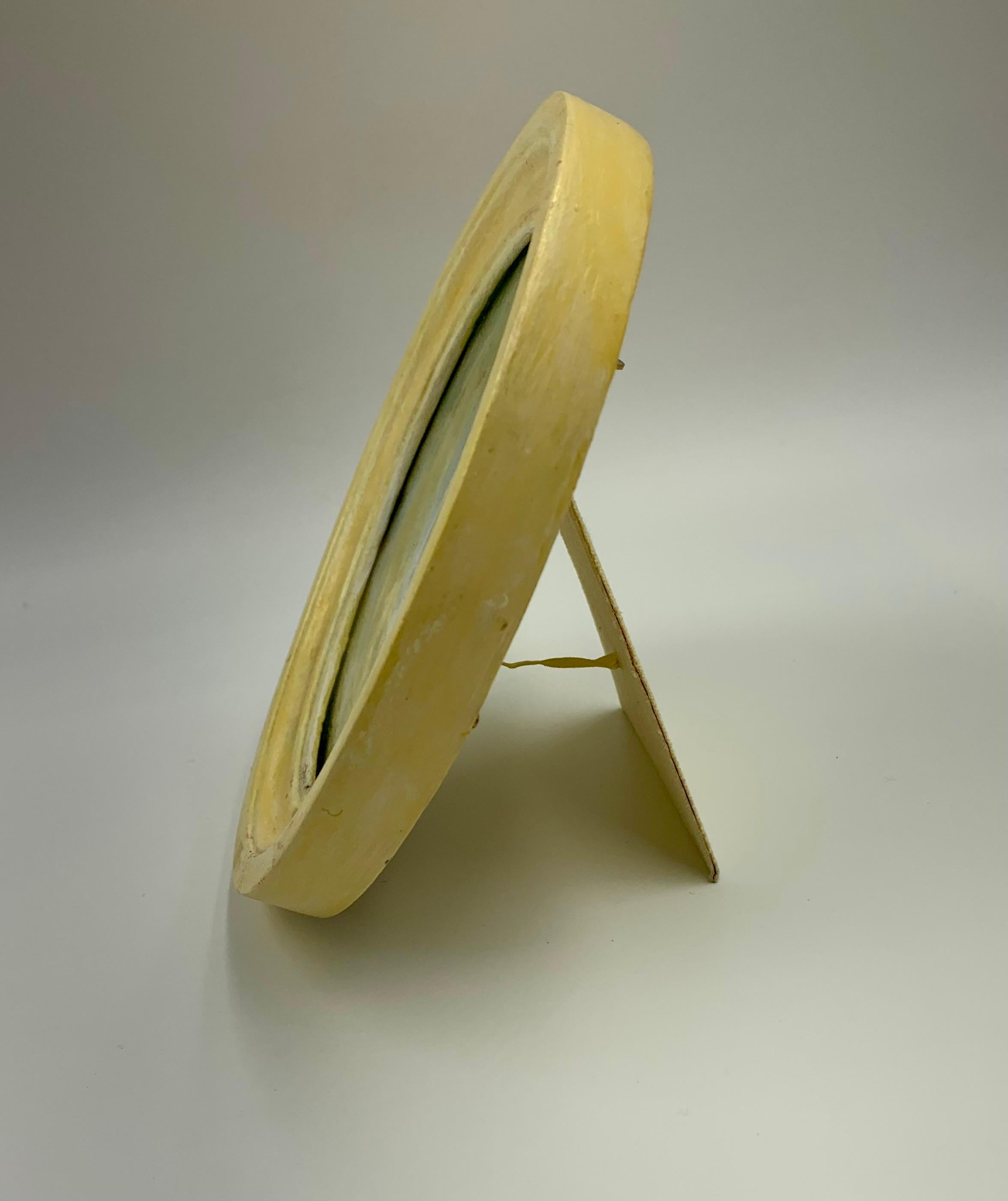 Pair Vintage Cottagecore Hand Painted Ivory Colored Round Wood Picture Frames In Good Condition For Sale In New York, NY