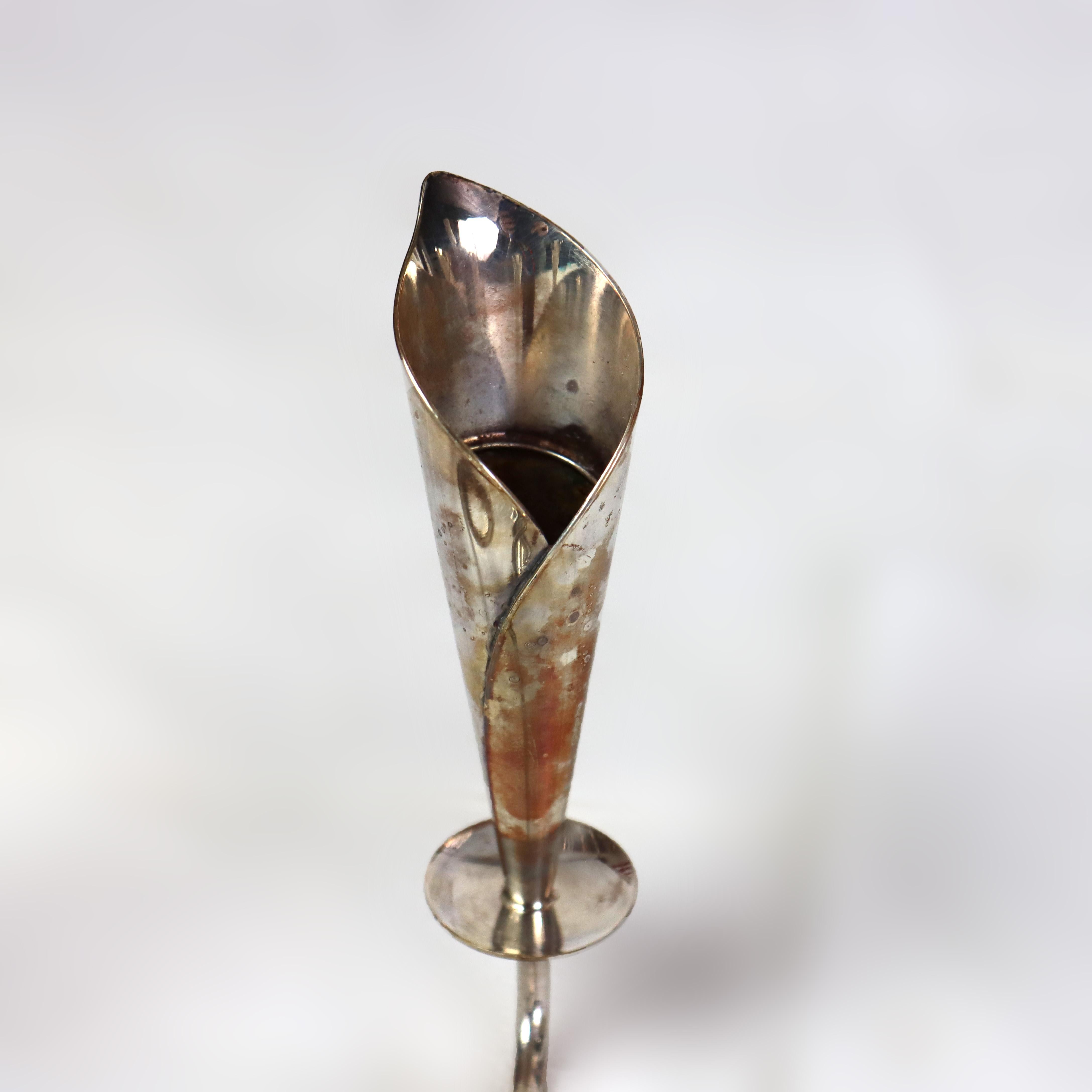 Coppia di candelabri a tre luci a forma di giglio d'epoca danese moderna placcata in argento C1950.   
Misure: 5