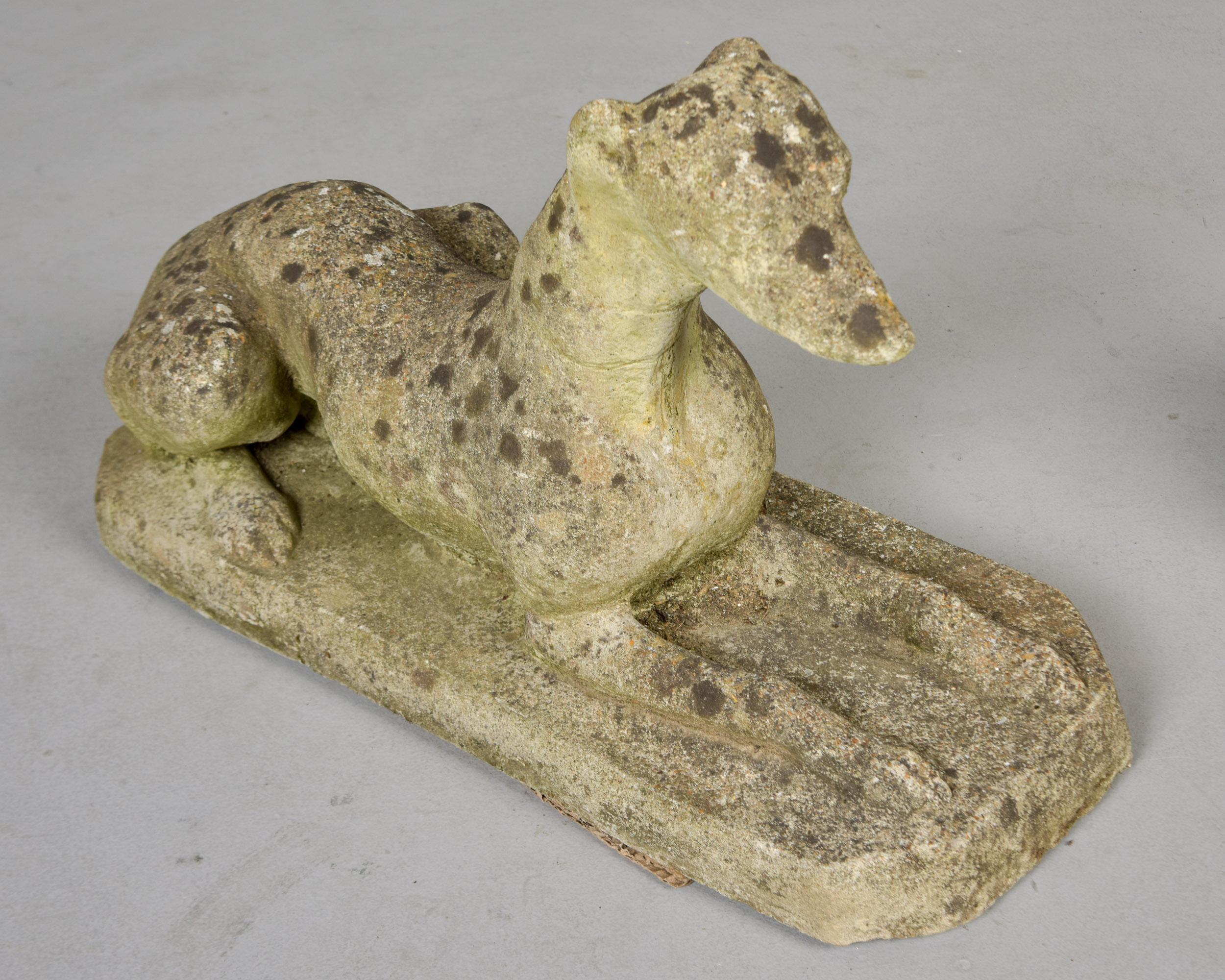 Pair Vintage English Cast Stone Dog Garden Statues (Statues de chien de jardin en pierre moulée) en vente 5