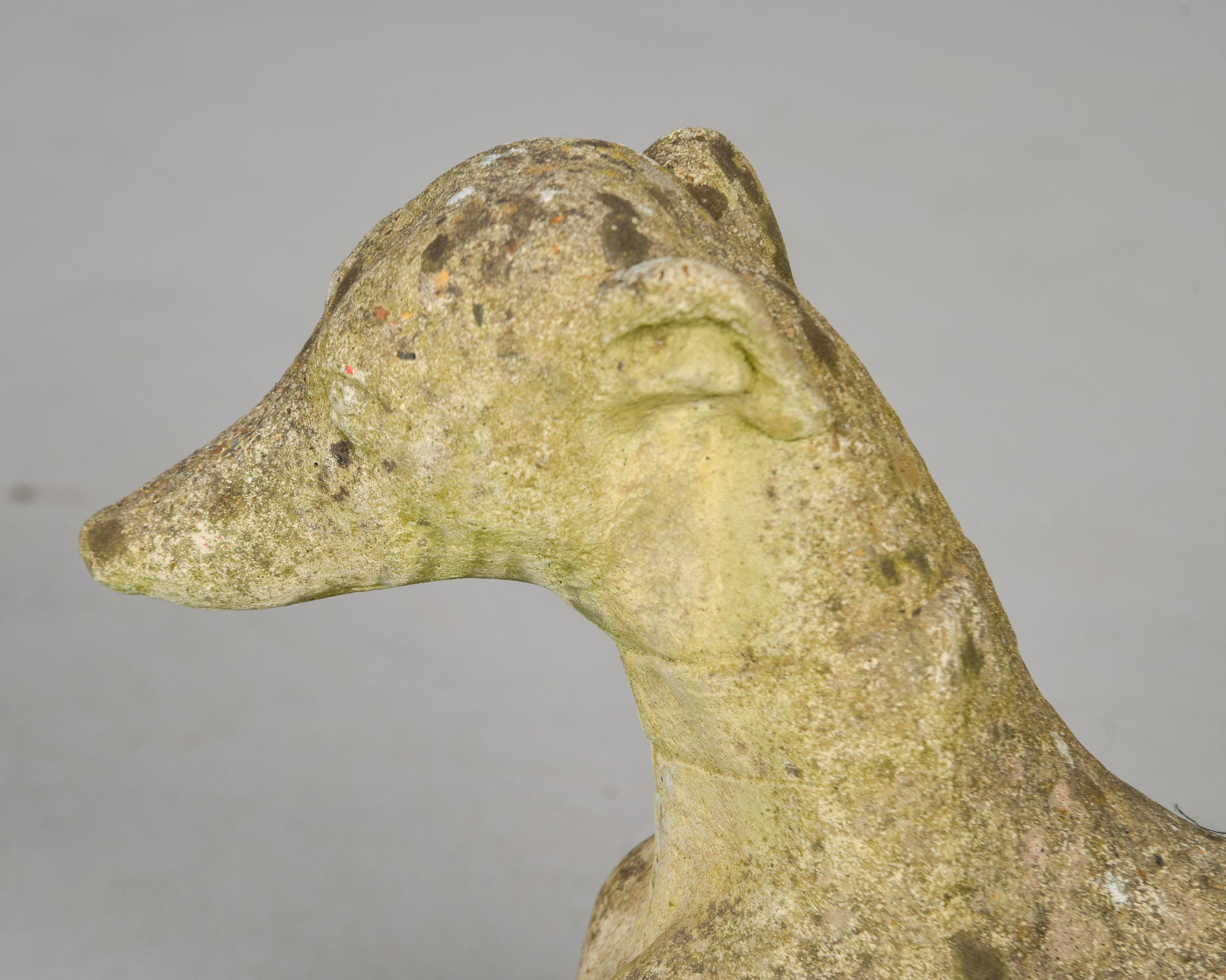 Milieu du XXe siècle Pair Vintage English Cast Stone Dog Garden Statues (Statues de chien de jardin en pierre moulée) en vente