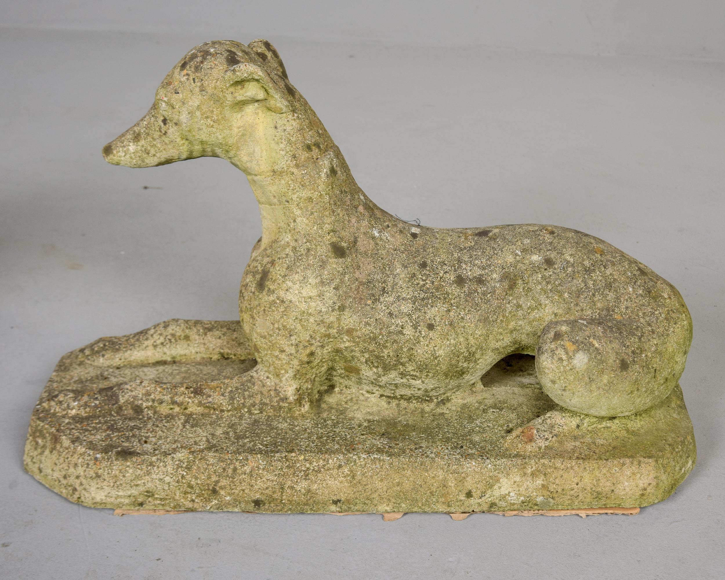 Pierre artificielle Pair Vintage English Cast Stone Dog Garden Statues (Statues de chien de jardin en pierre moulée) en vente