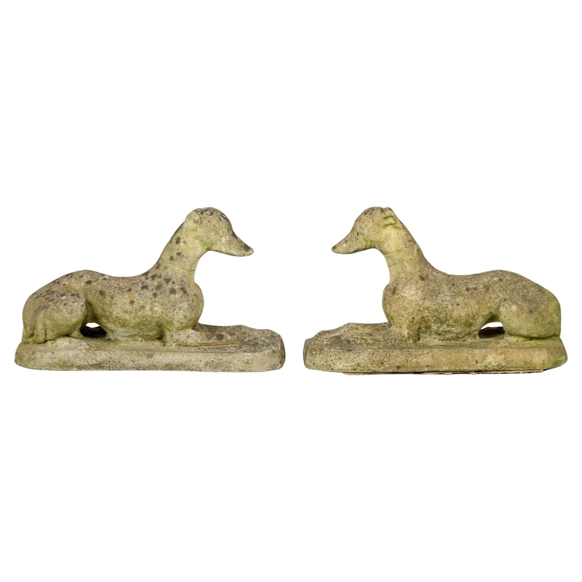 Pareja de estatuas inglesas vintage de piedra fundida para perro de jardín