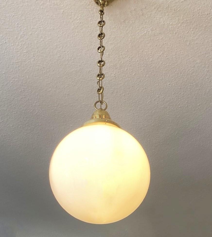 Paar französische Landhausleuchten aus Messing-Opalglas, ca. 1950er Jahre im Angebot 5