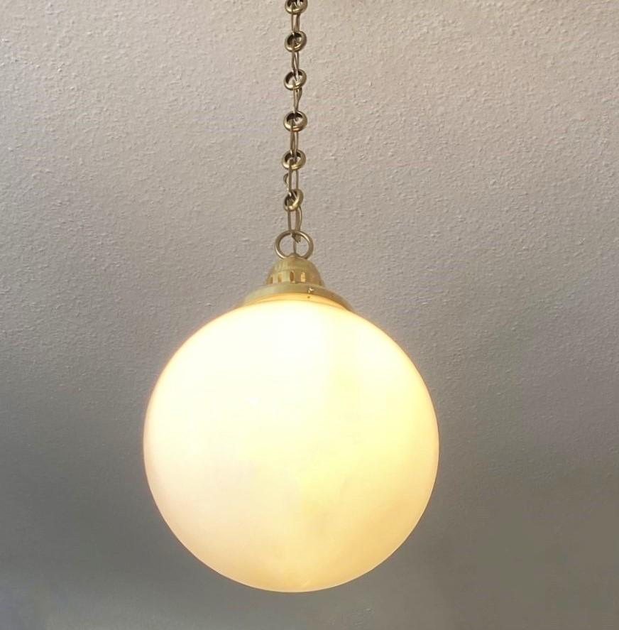 Paar französische Landhausleuchten aus Messing-Opalglas, ca. 1950er Jahre im Angebot 6