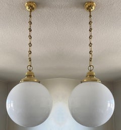 Paire de suspensions en verre opalin en laiton de The Glass House, vers les années 1950