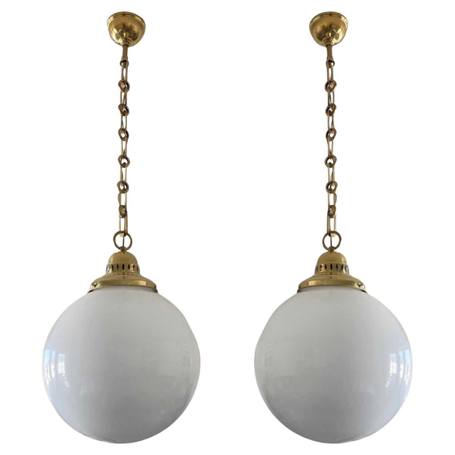 Paar französische Landhausleuchten aus Messing-Opalglas, ca. 1950er Jahre im Angebot