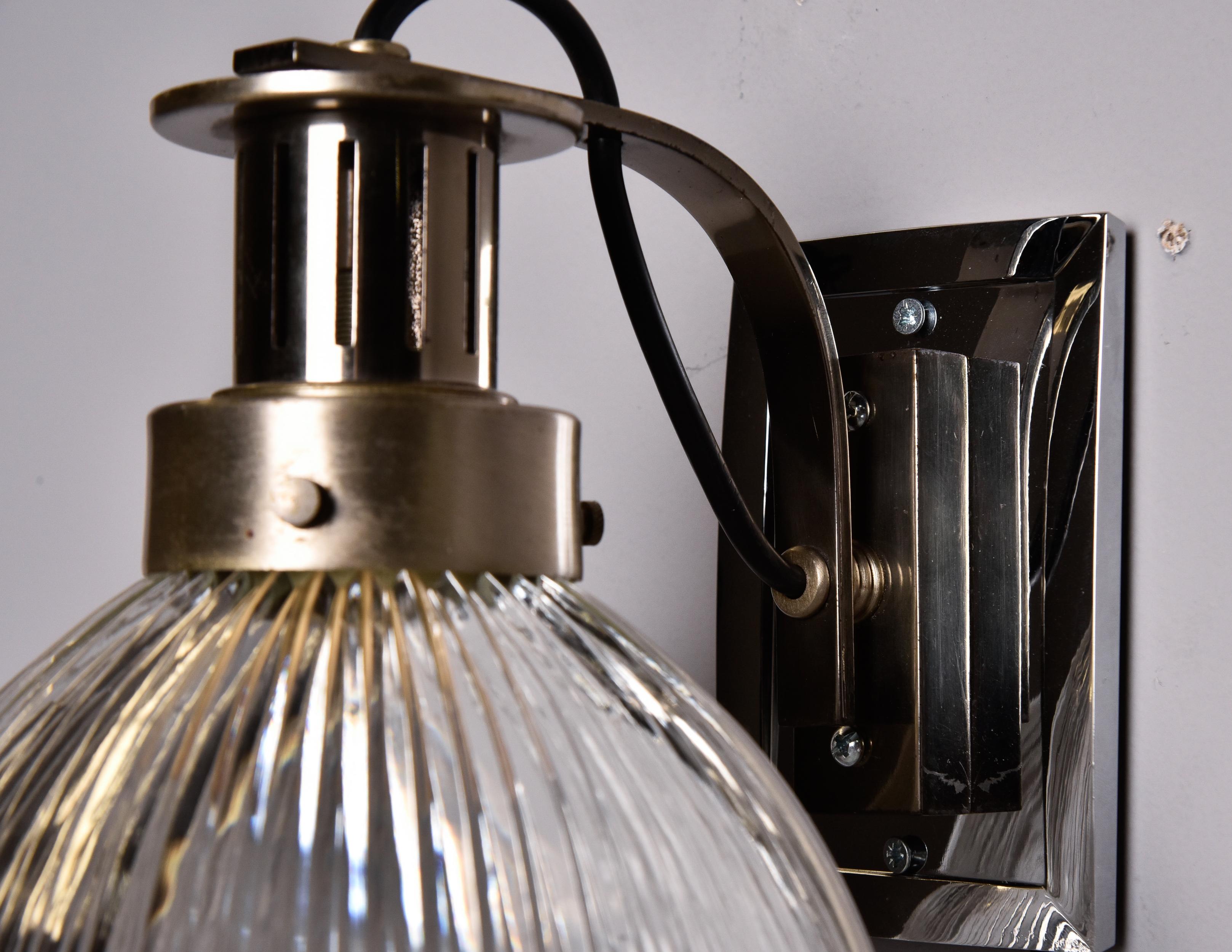 Coppia di lampade industriali inglesi d'epoca in vetro e cromo in vendita 4