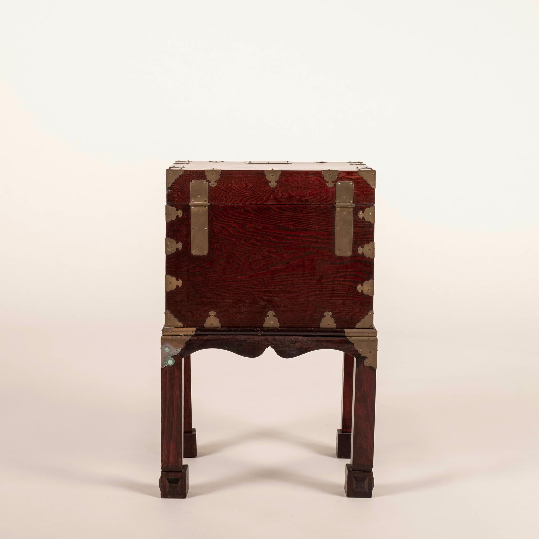 Paar Vintage Ethan Allen asiatischen Seite Brust Ende Tische (Chinesischer Export) im Angebot