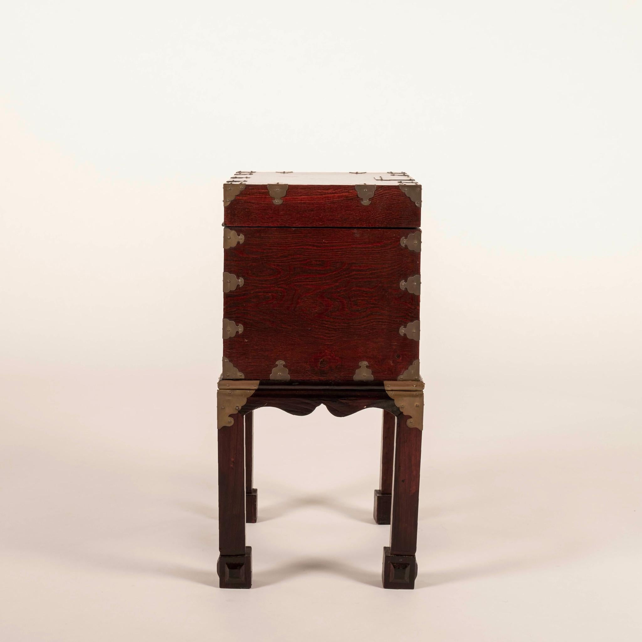 Paar Vintage Ethan Allen asiatischen Seite Brust Ende Tische im Zustand „Gut“ im Angebot in Houston, TX