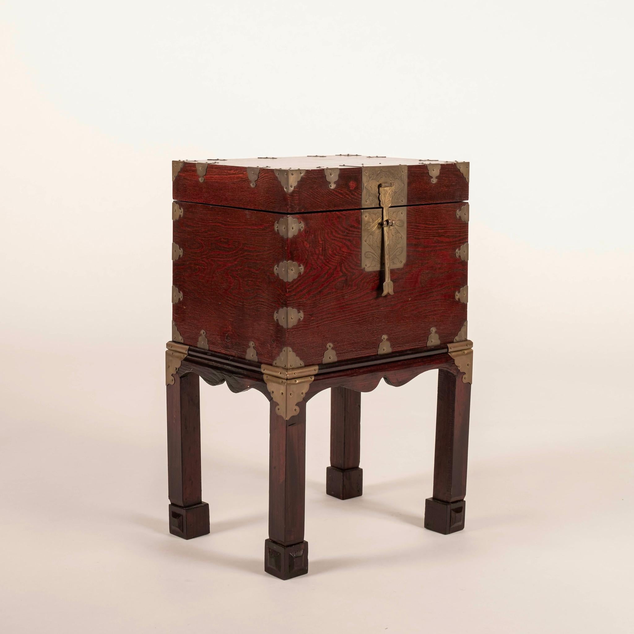 Paar Vintage Ethan Allen asiatischen Seite Brust Ende Tische (20. Jahrhundert) im Angebot