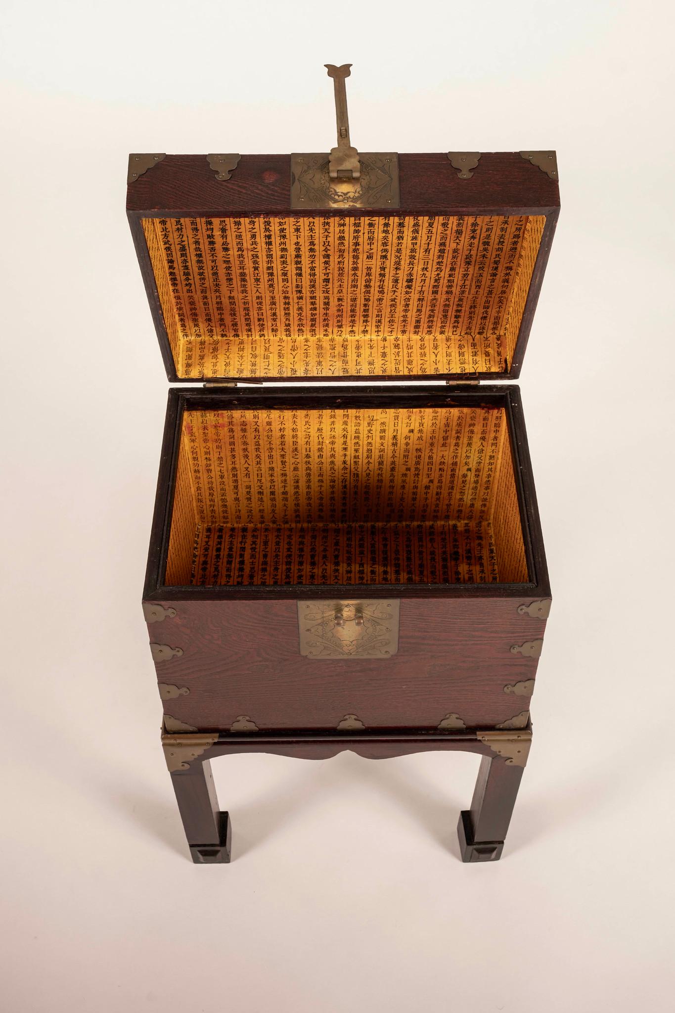 Paar Vintage Ethan Allen asiatischen Seite Brust Ende Tische (Papier) im Angebot