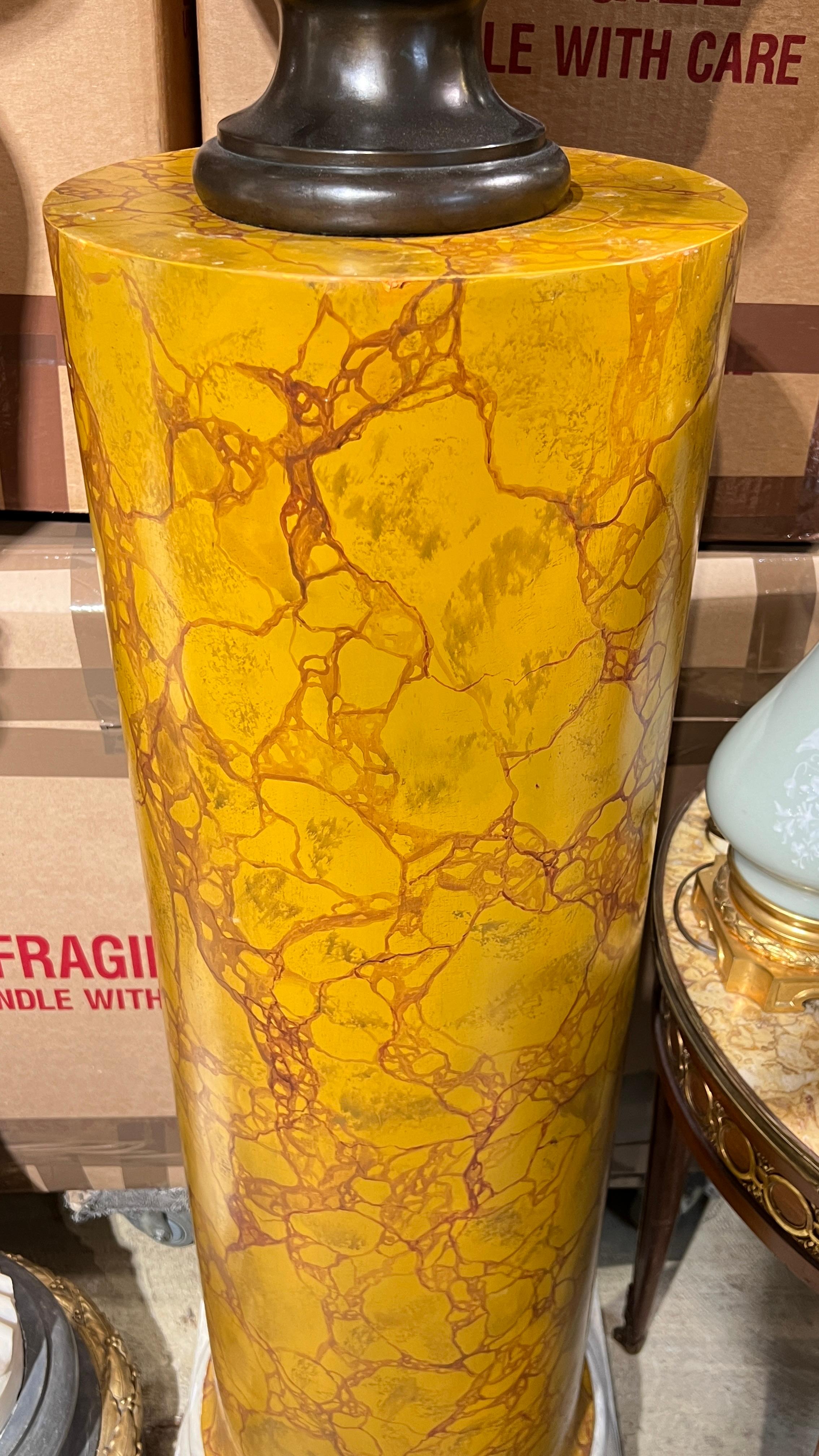 Pareja de pedestales vintage de mármol italiano de Siena de imitación Scagliola Regencia en venta