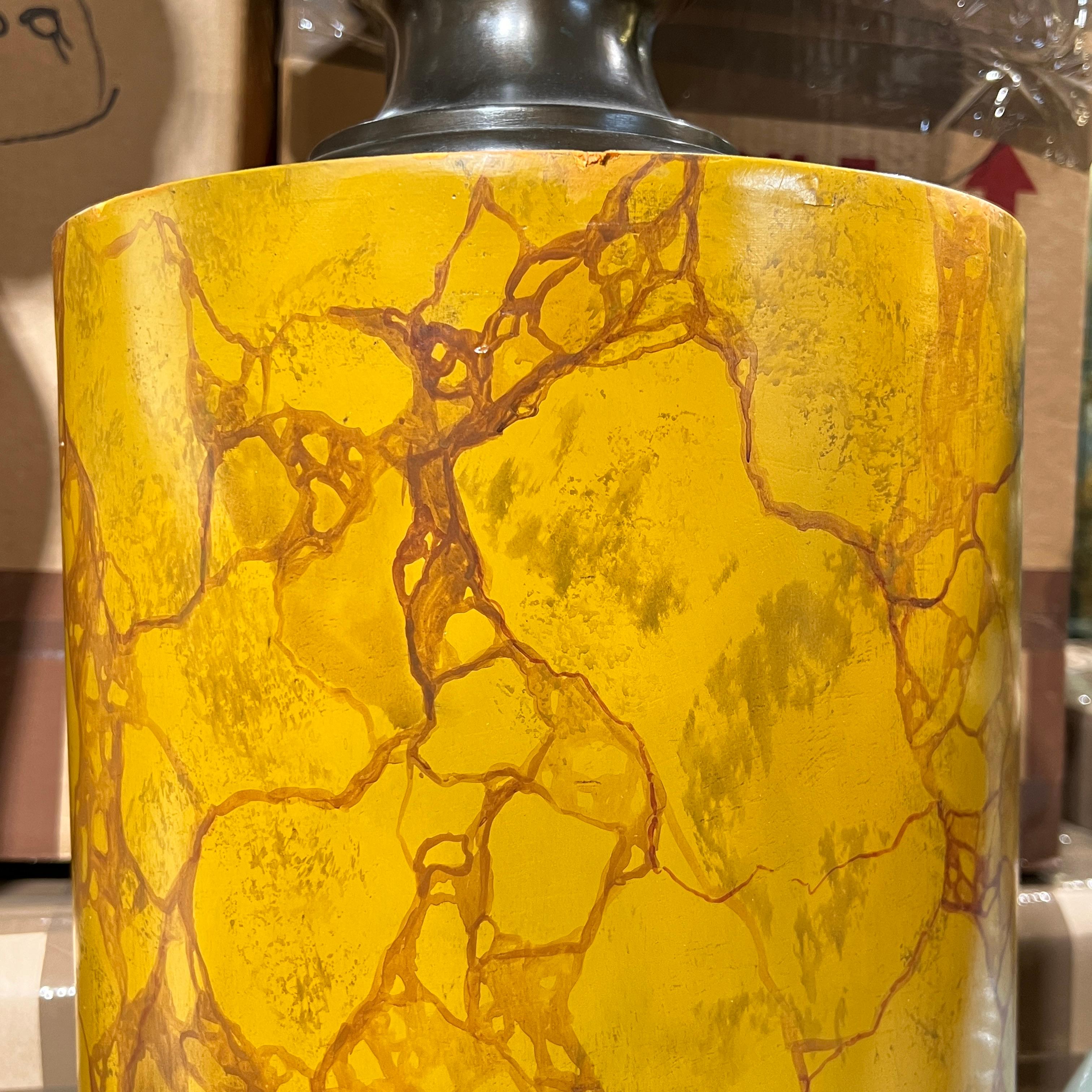 Pareja de pedestales vintage de mármol italiano de Siena de imitación Scagliola Pintado a mano en venta