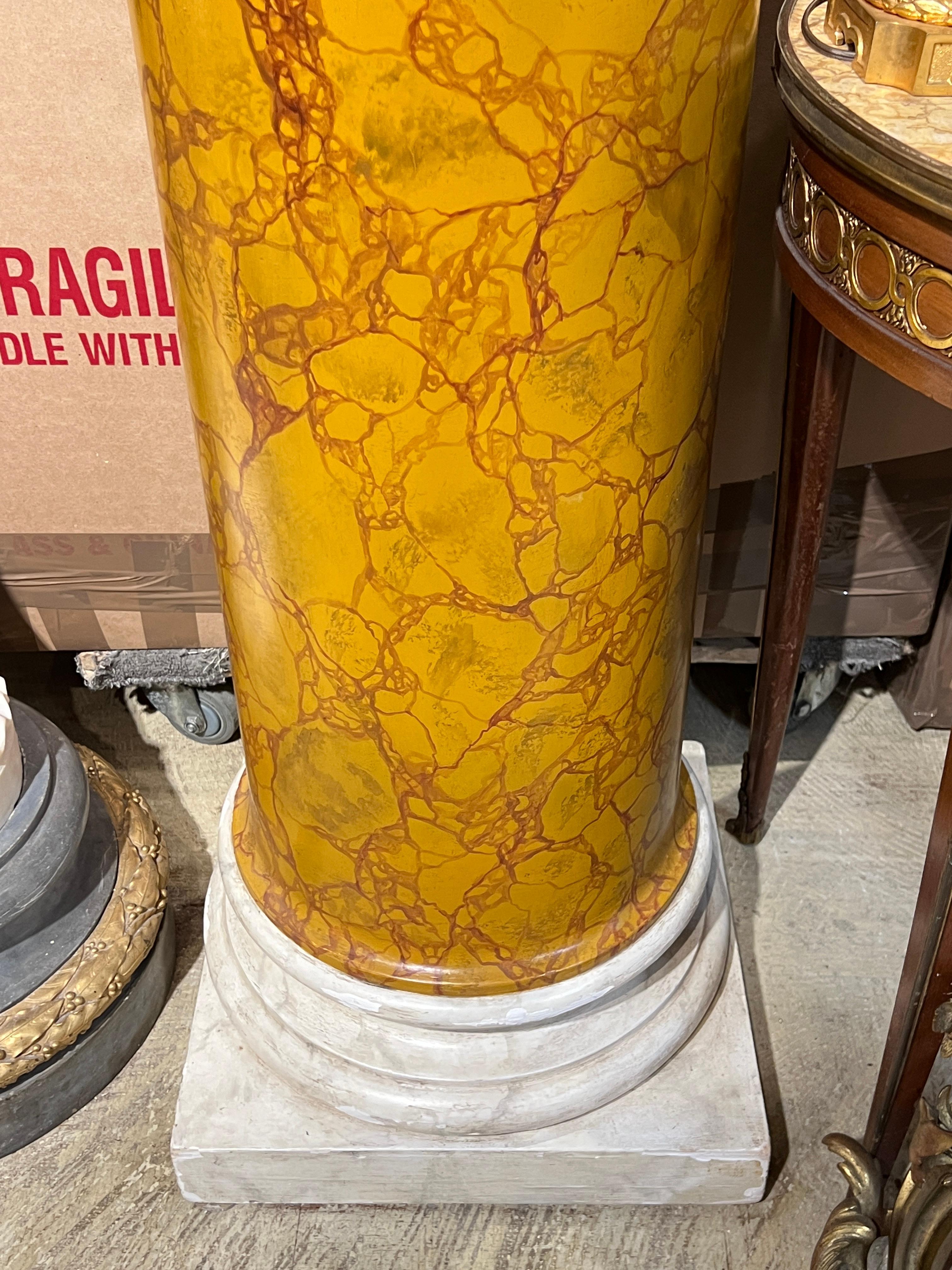 Pareja de pedestales vintage de mármol italiano de Siena de imitación Scagliola en Bueno estado para la venta en New York, NY