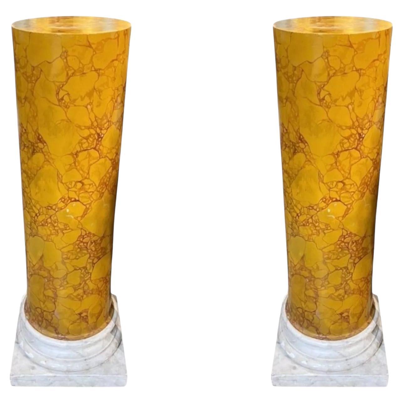Pareja de pedestales vintage de mármol italiano de Siena de imitación Scagliola en venta