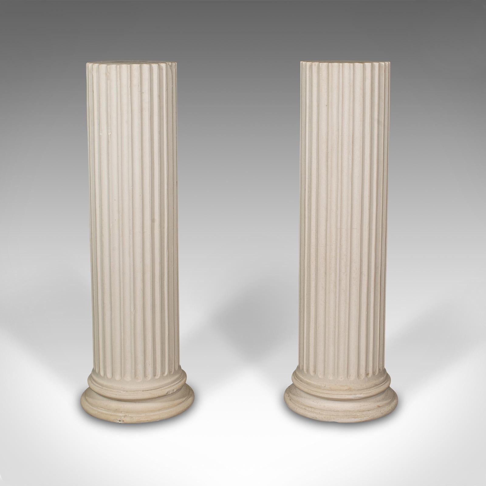 Il s'agit d'une paire de colonnes de présentation cannelées vintage. Jardinière en plâtre de style classique, datant de la fin du 20e siècle.

Colonnes d'allure classique, idéales pour l'élégance décorative ou comme présentoirs.
Patine