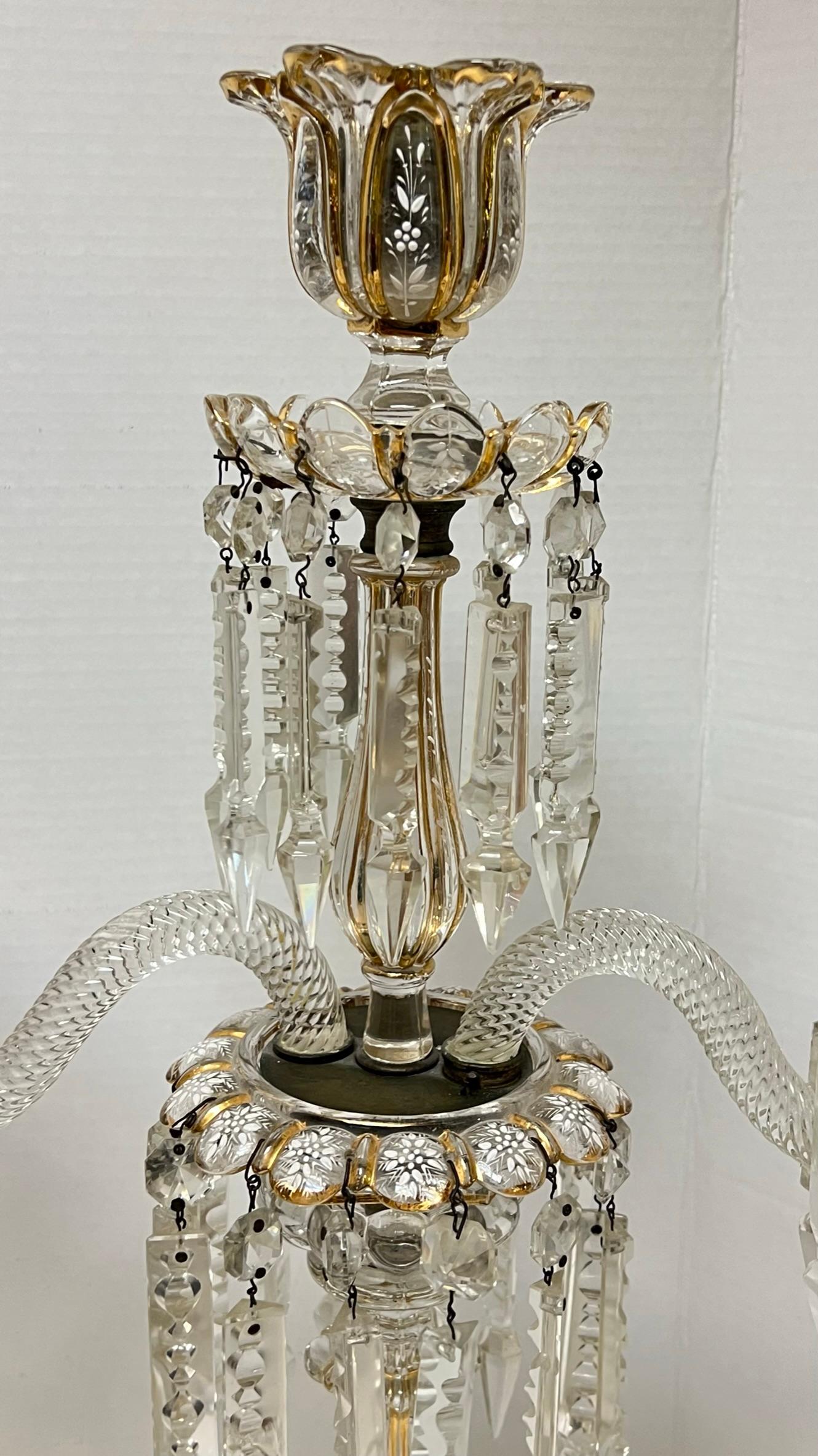 Coppia di candelabri francesi d'epoca a 3 luci in vetro modellato e dorato in vendita 11