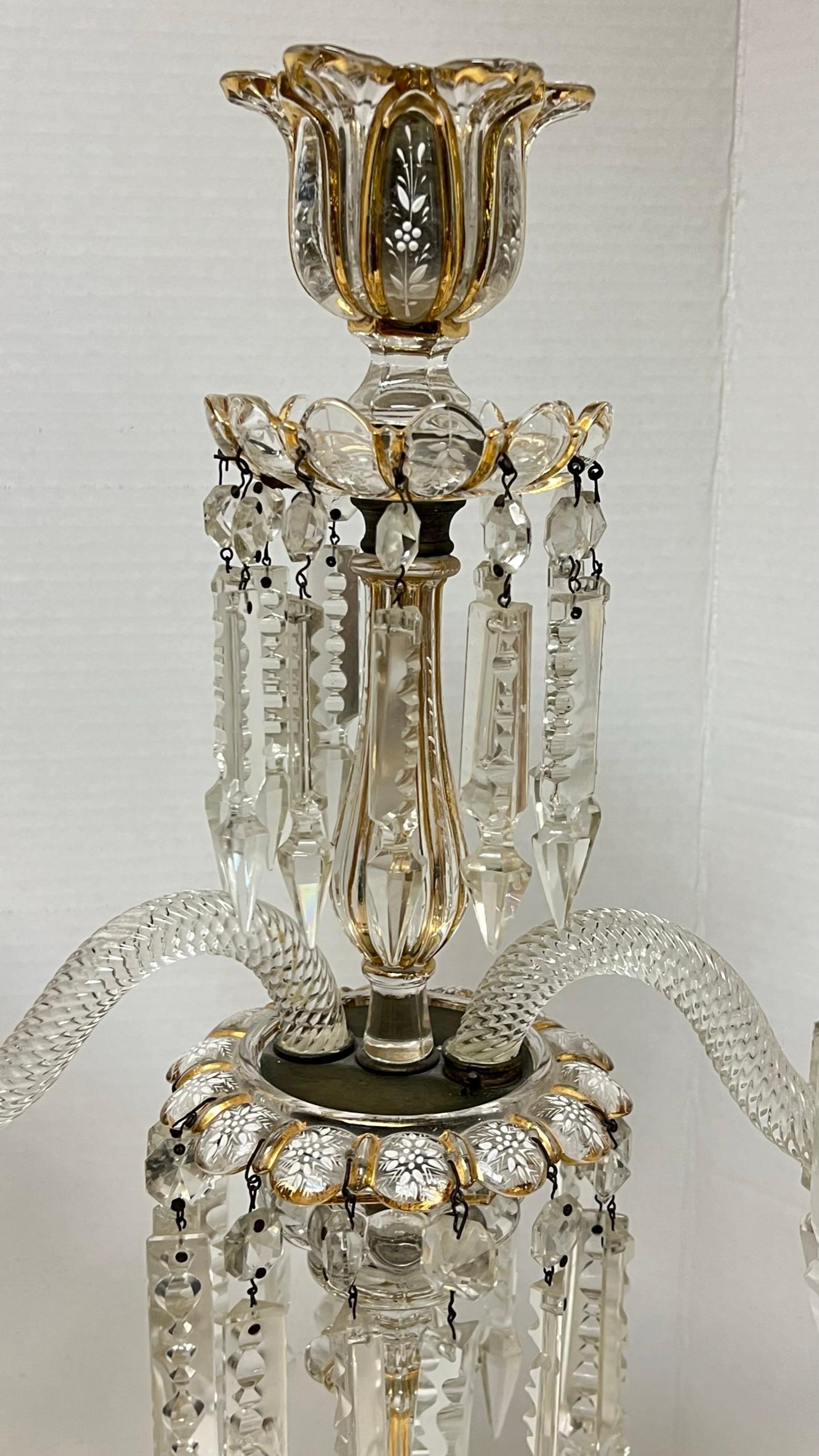 Paire de candélabres français vintage à 3 lumières en verre moulé doré Bon état - En vente à New York, NY