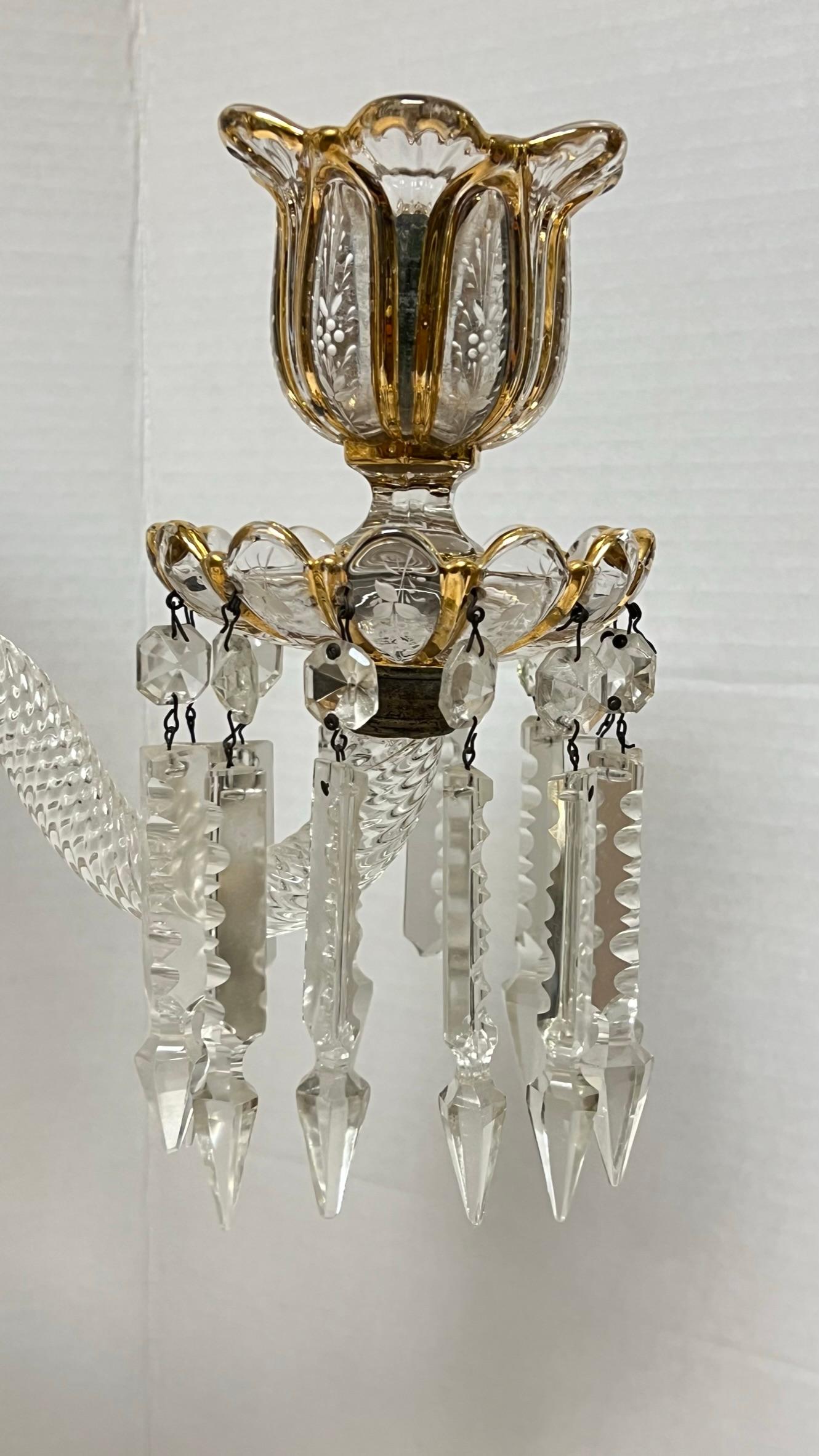20ième siècle Paire de candélabres français vintage à 3 lumières en verre moulé doré en vente