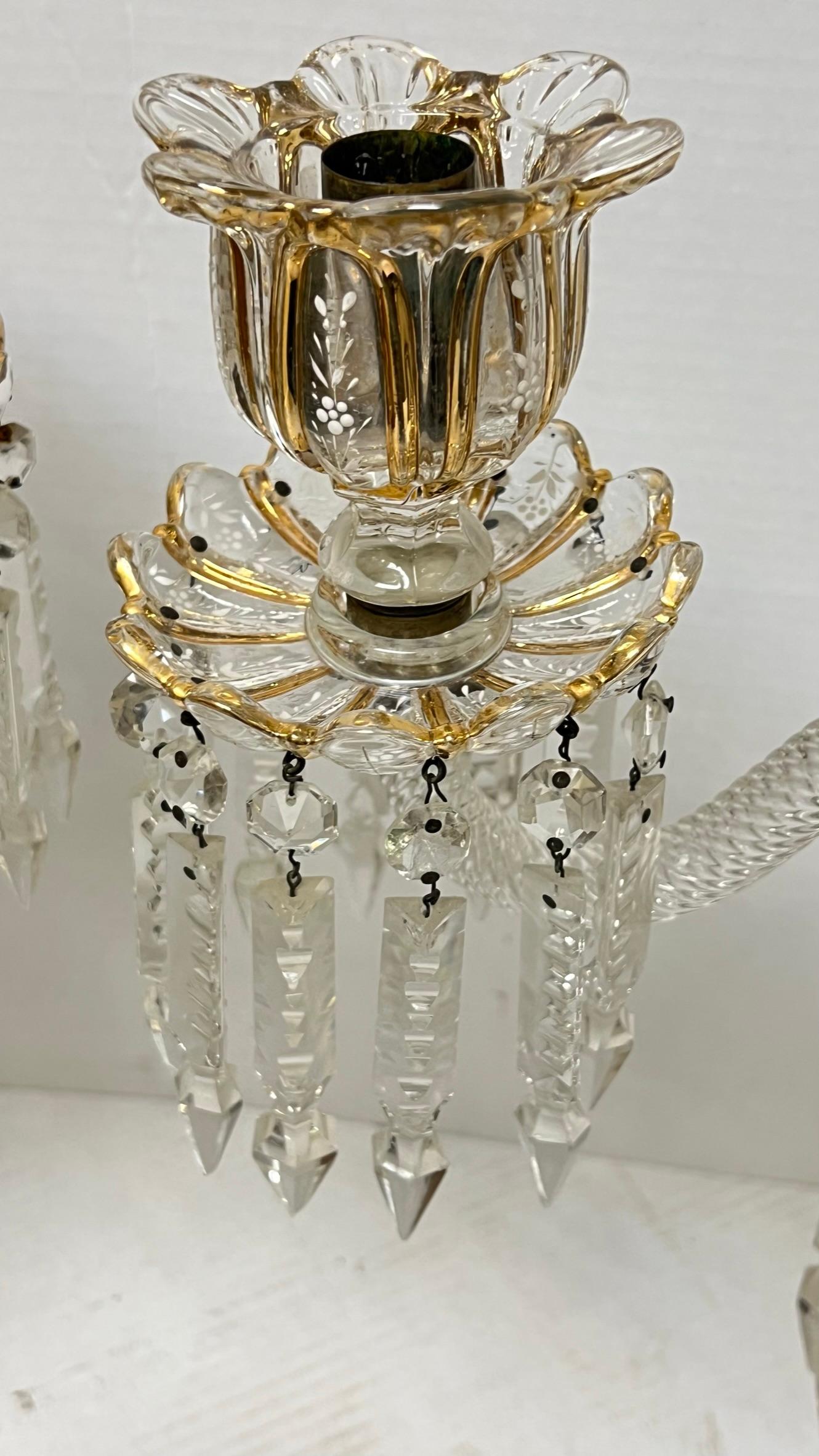 Paire de candélabres français vintage à 3 lumières en verre moulé doré en vente 2