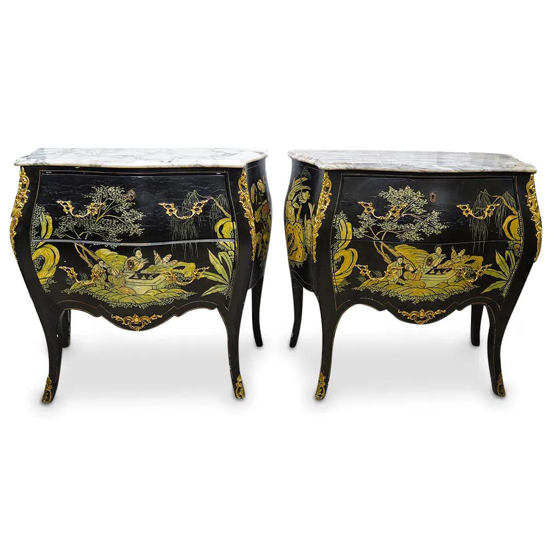 Coppia di piccole commodes d'epoca francesi a forma di bombe con piano in marmo (comò, cassettiere) in stile Luigi XV/XVI, con finiture ebanizzate con disegni policromi intagliati a mano di figure in un giardino sul davanti e lati decorati con