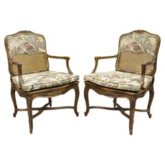 Paire de fauteuils de salon vintage de style Louis XV français en tissu d'ameublement et rotin