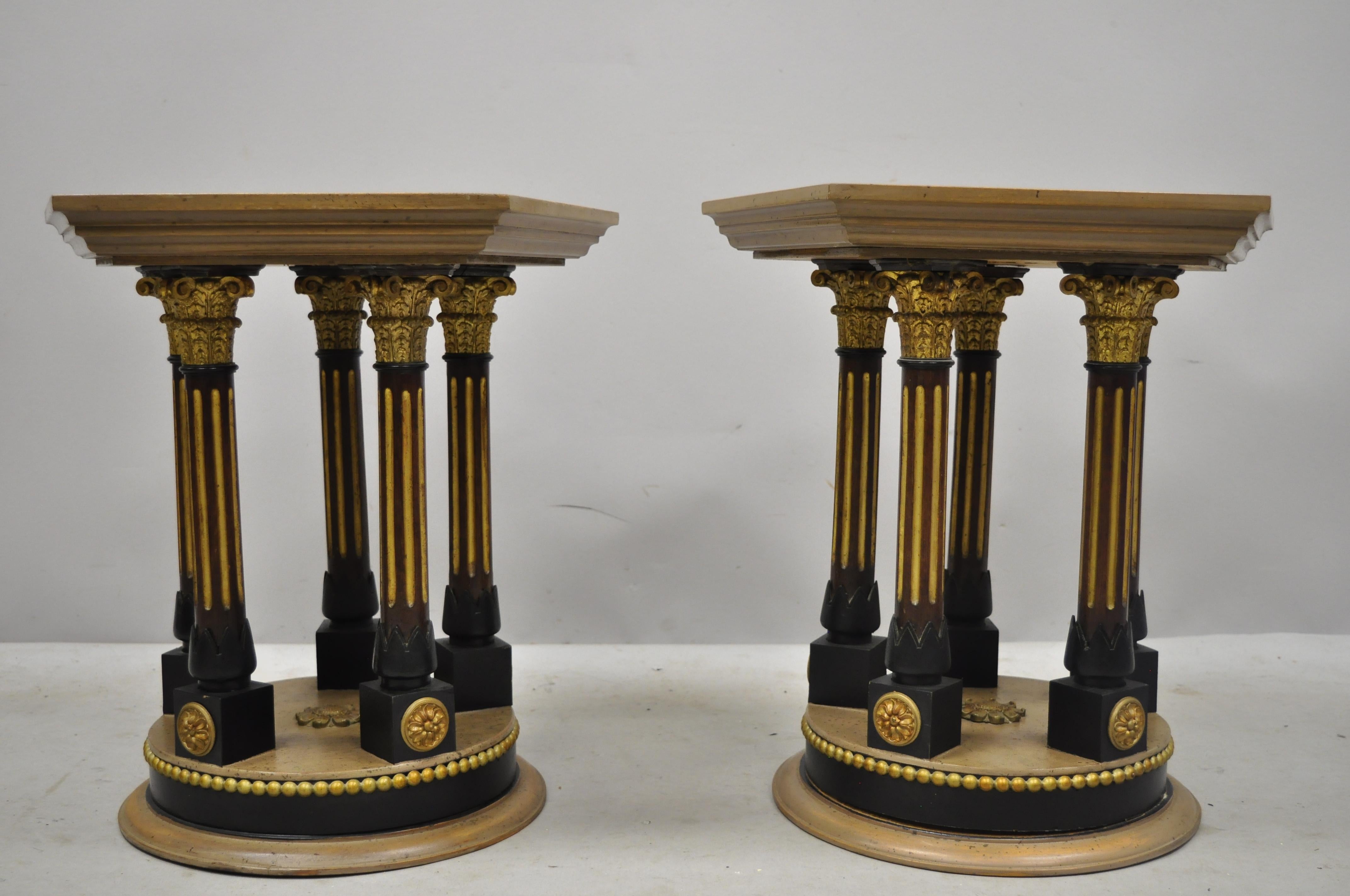 Paire de petites tables d'appoint hexagonales à colonne corinthienne de style Empire français et dessus en verre en vente 6