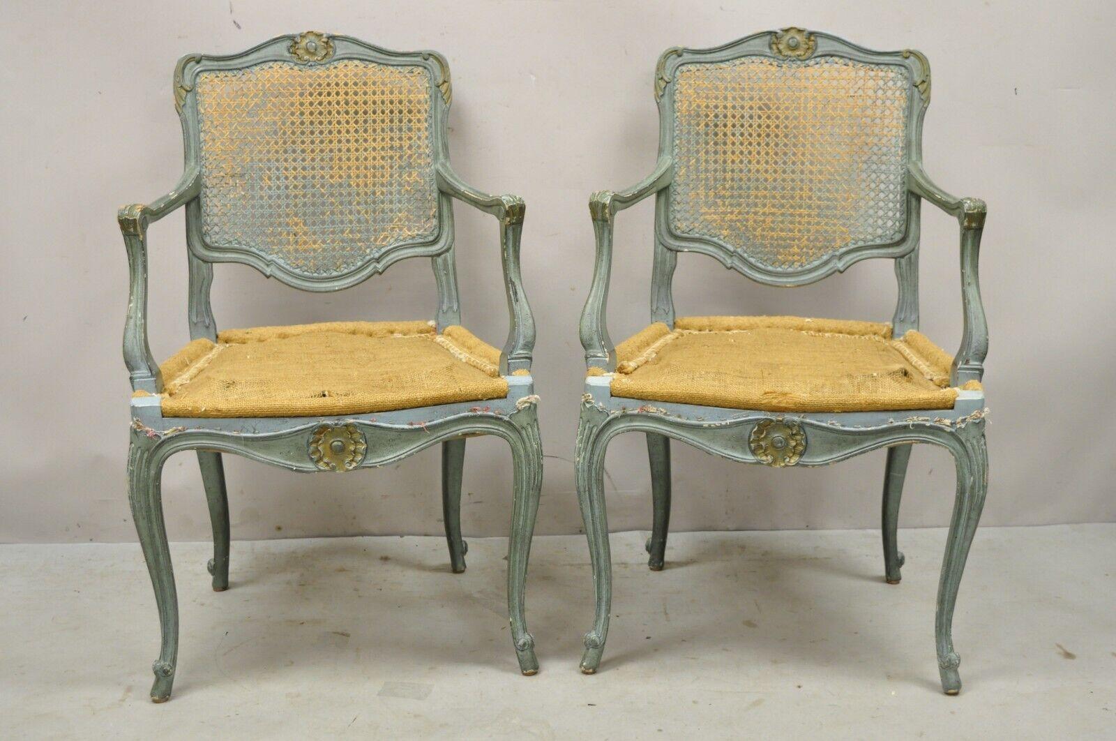 Paar Vintage Französisch Louis XV  Style Blue Painted Cane Back Fauteuil Arm Chairs. Artikel verfügt über Massivholzrahmen, distressed blauen Finish, schön geschnitzten Details, Rohr zurück, Cabriole Beine, Qualität Handwerkskunst, großen Stil und