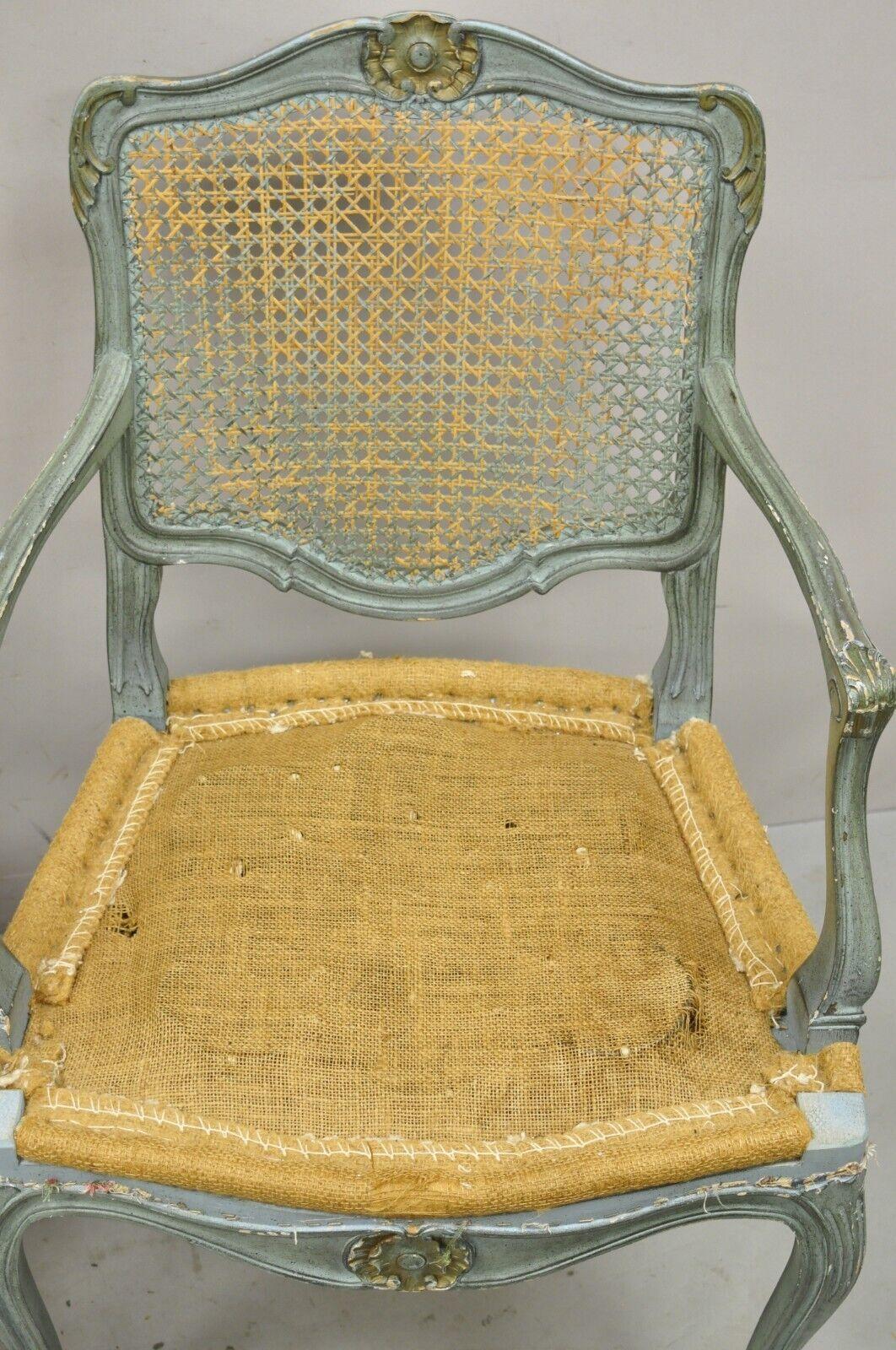 Paire de fauteuils français vintage de style Louis XV à dossier canné peint en bleu Bon état - En vente à Philadelphia, PA