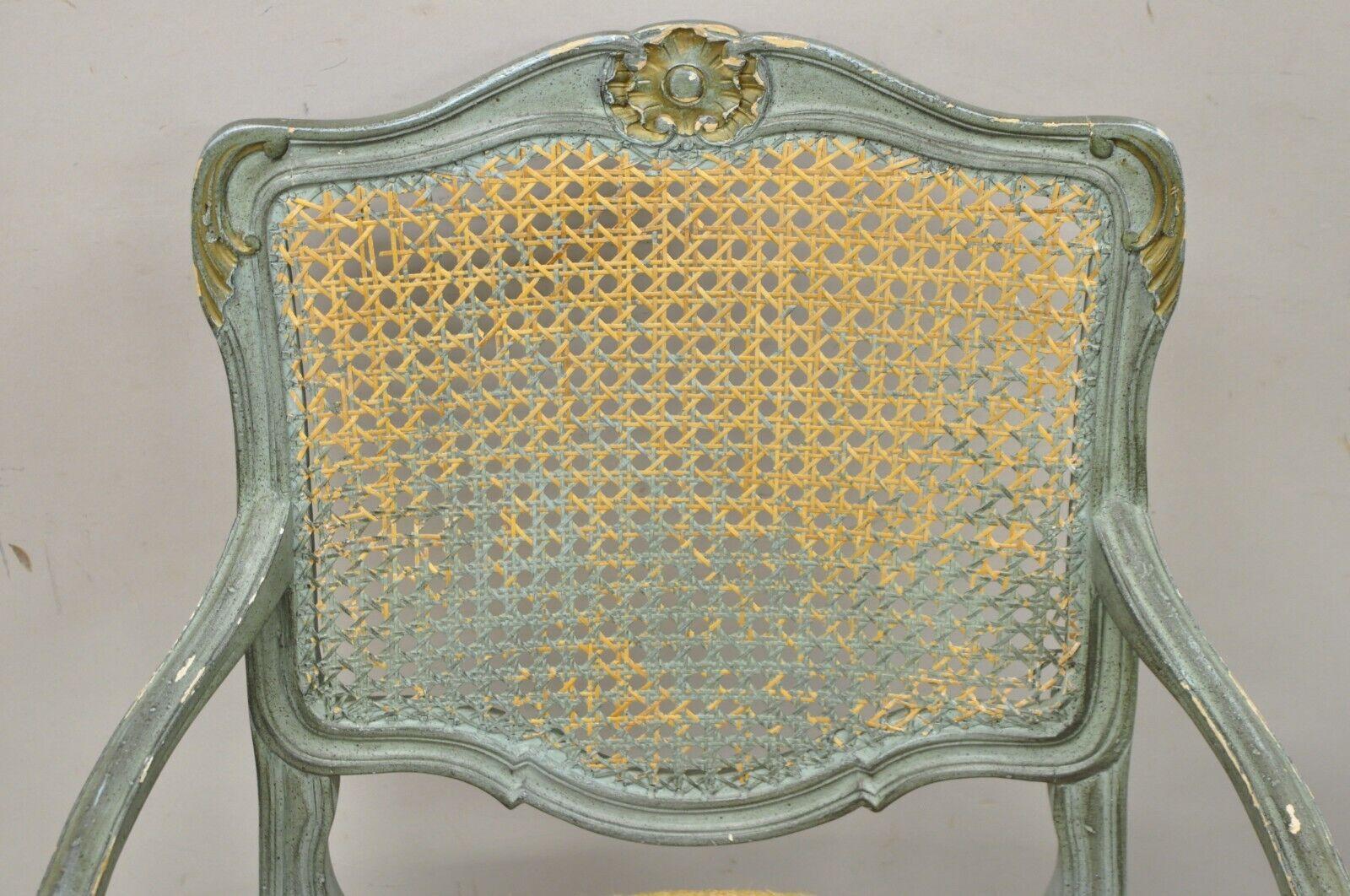 20ième siècle Paire de fauteuils français vintage de style Louis XV à dossier canné peint en bleu en vente
