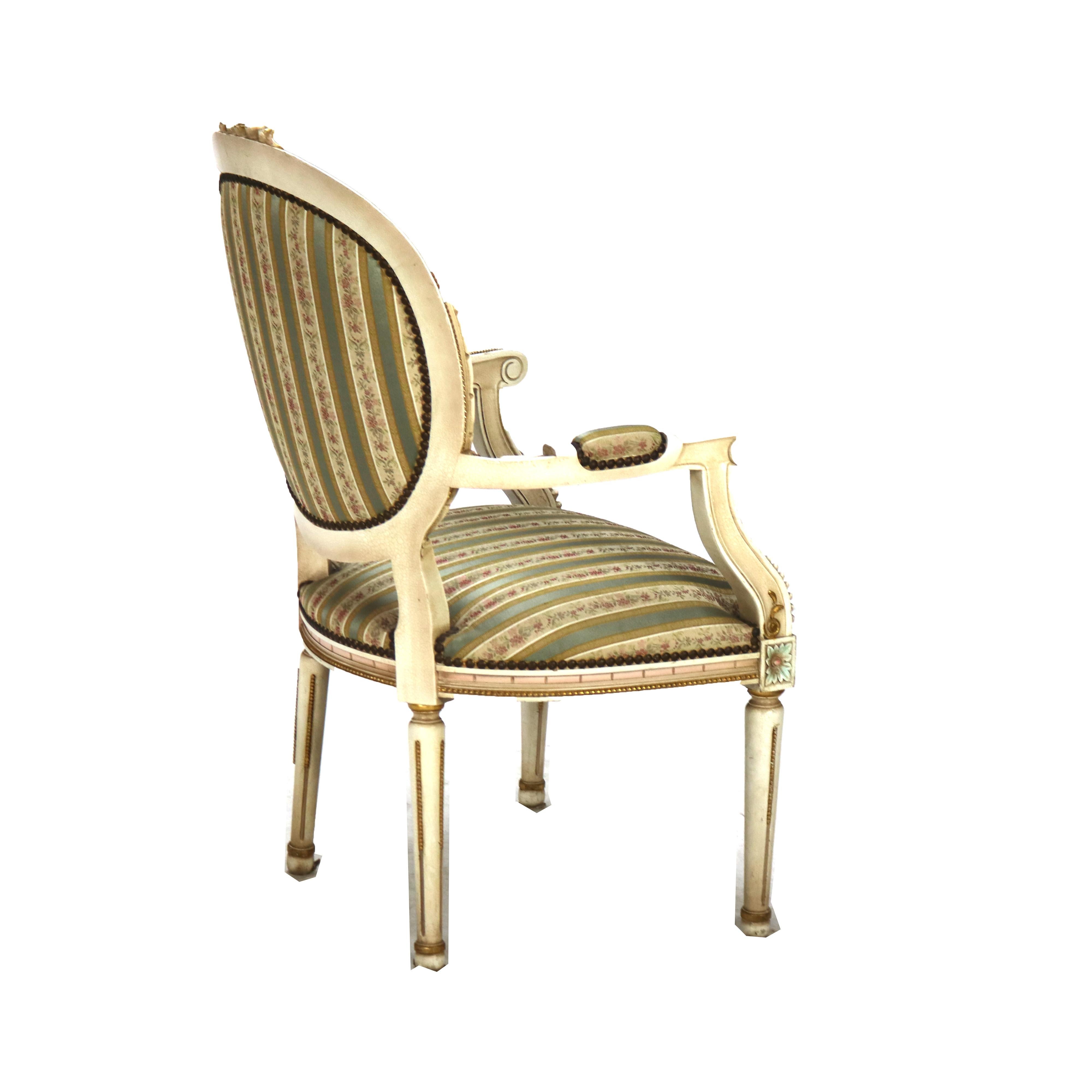 Tappezzeria Coppia di poltrone francesi d'epoca in stile Luigi XVI policrome e imbottite C1940 in vendita