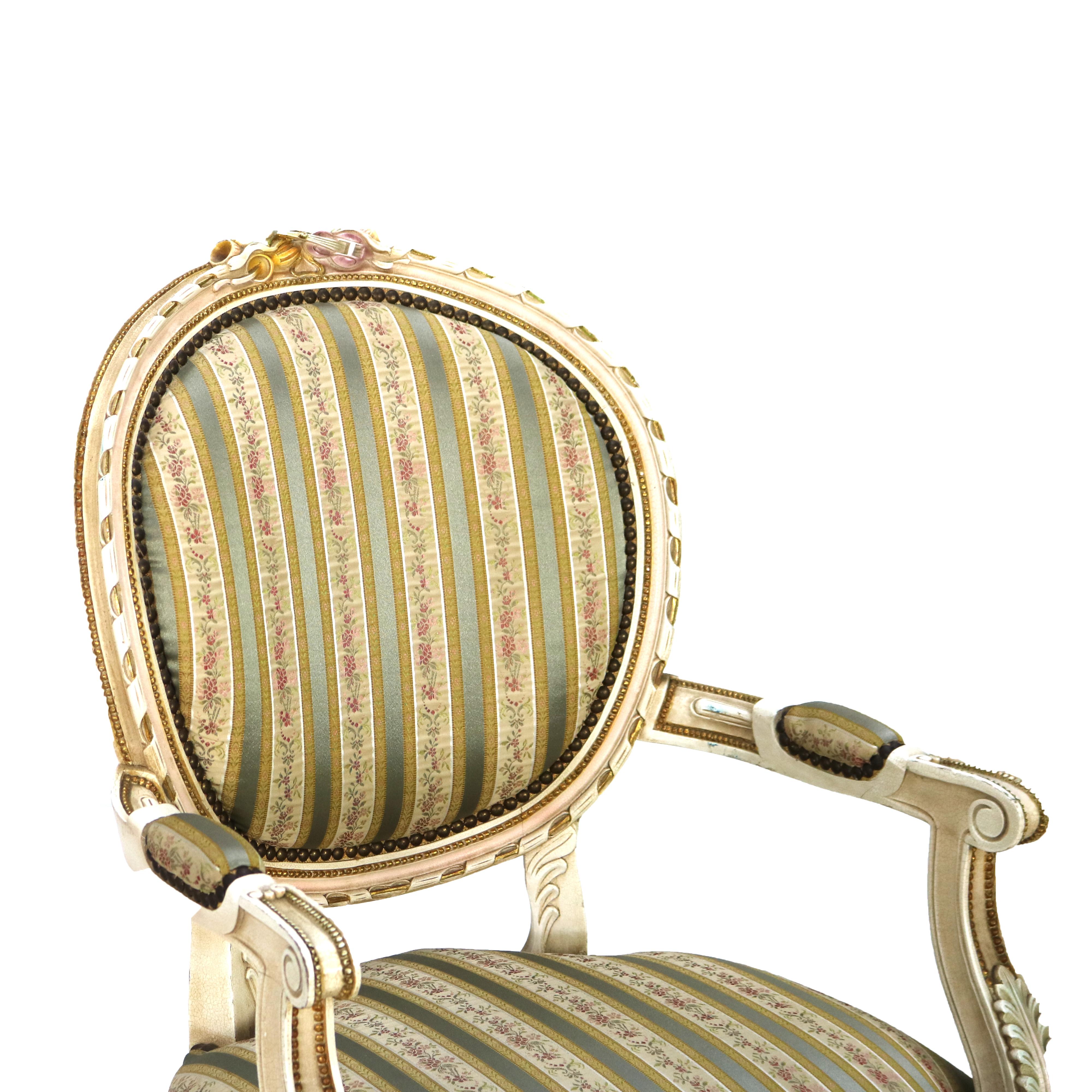 Coppia di poltrone francesi d'epoca in stile Luigi XVI policrome e imbottite C1940 in vendita 1