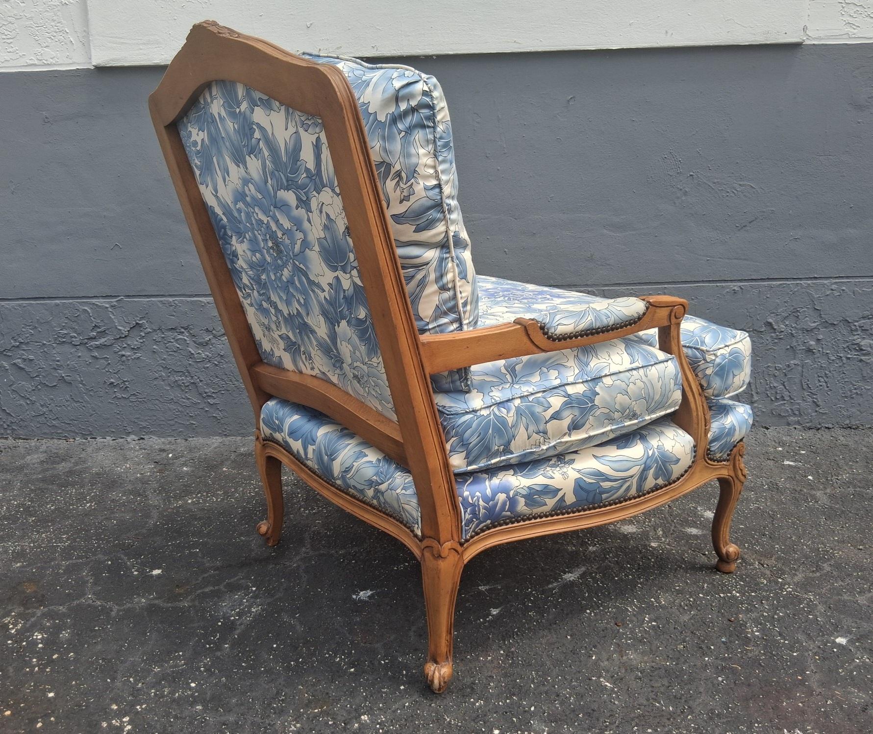 Paar Vintage Französisch Stil geschnitzt Nussbaum Bergere Stühle von Baker Furniture Co. im Angebot 2