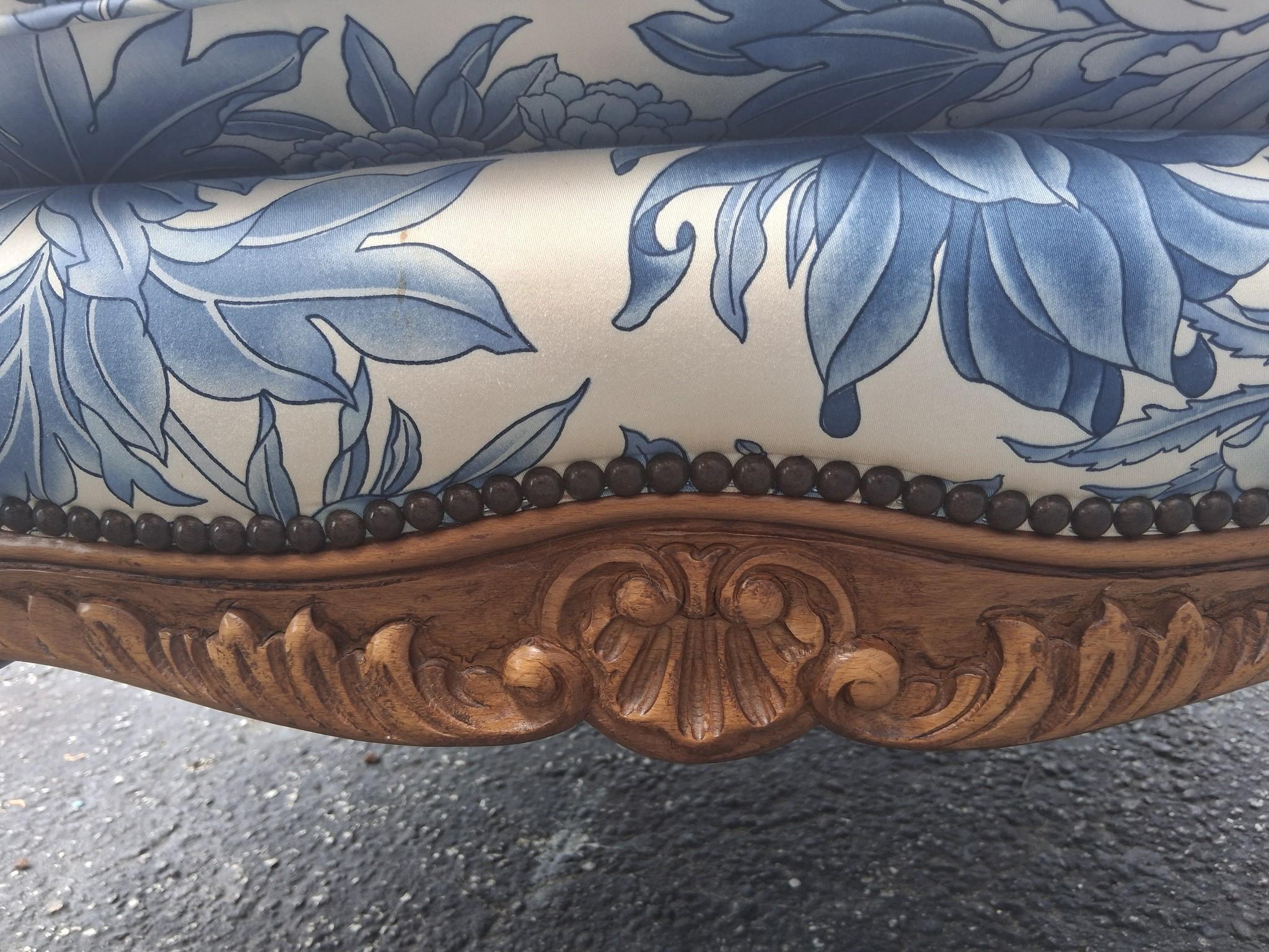 Paar Vintage Französisch Stil geschnitzt Nussbaum Bergere Stühle von Baker Furniture Co. im Angebot 4