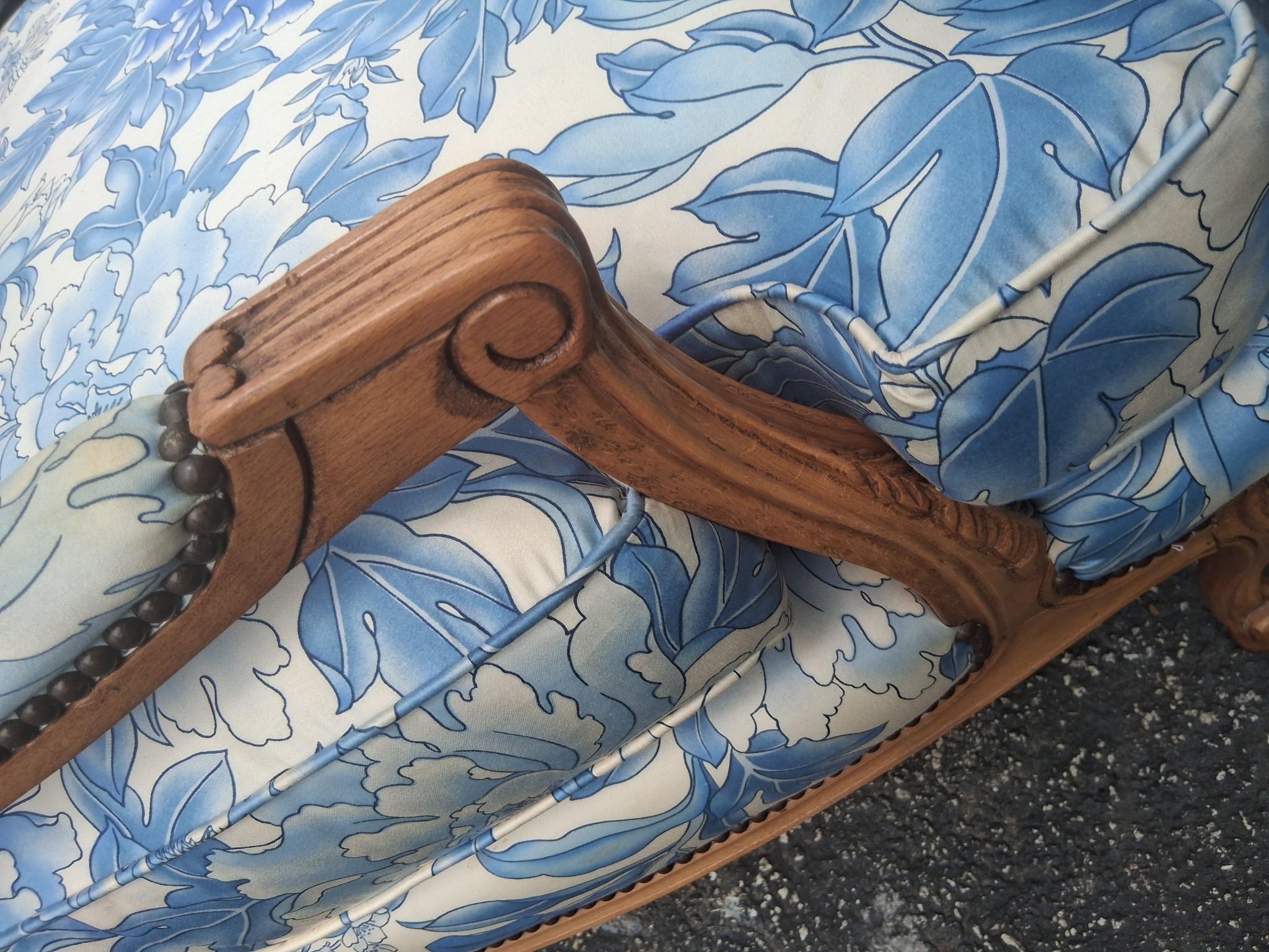 Paar Vintage Französisch Stil geschnitzt Nussbaum Bergere Stühle von Baker Furniture Co. im Angebot 5