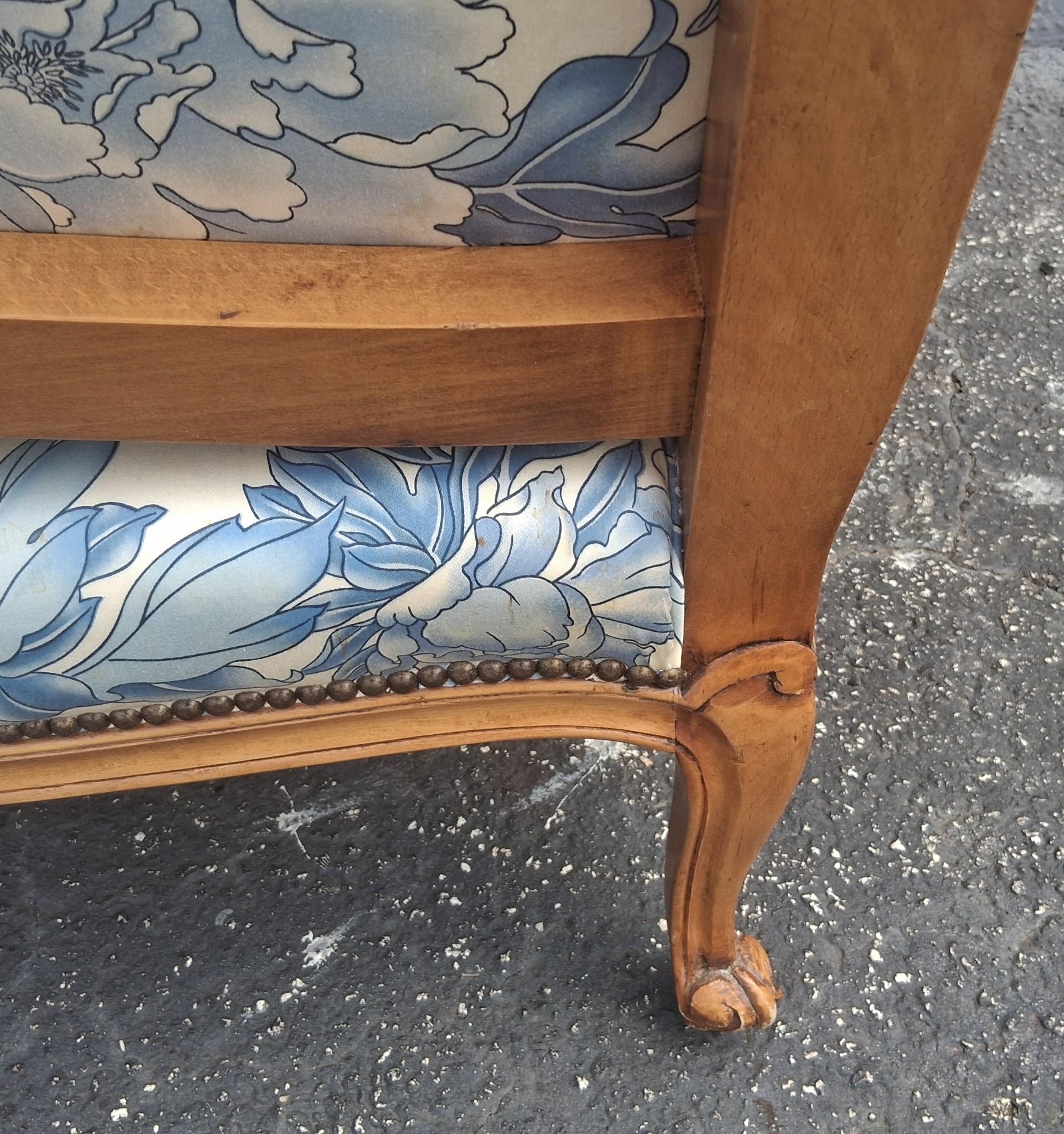 Paar Vintage Französisch Stil geschnitzt Nussbaum Bergere Stühle von Baker Furniture Co. im Angebot 7