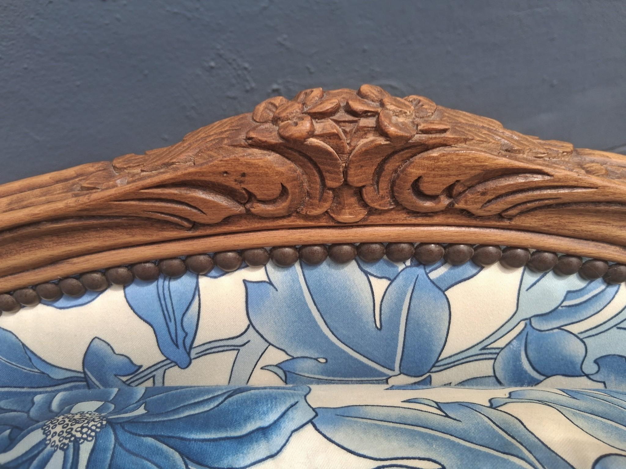 Paar Vintage Französisch Stil geschnitzt Nussbaum Bergere Stühle von Baker Furniture Co. im Angebot 8